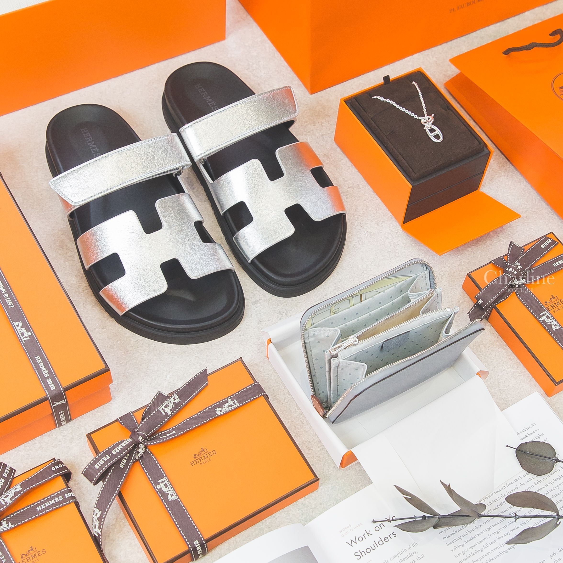Hermès Chypre 銀灰色小牛皮黑底魔鬼氈橡膠平底拖鞋,Hermès Chaine D'ancre Pendant 銀色θ銀飾項鍊,Hermès Wallet 木偶灰絲巾拉鍊短夾-Charline Boutique 精品代購