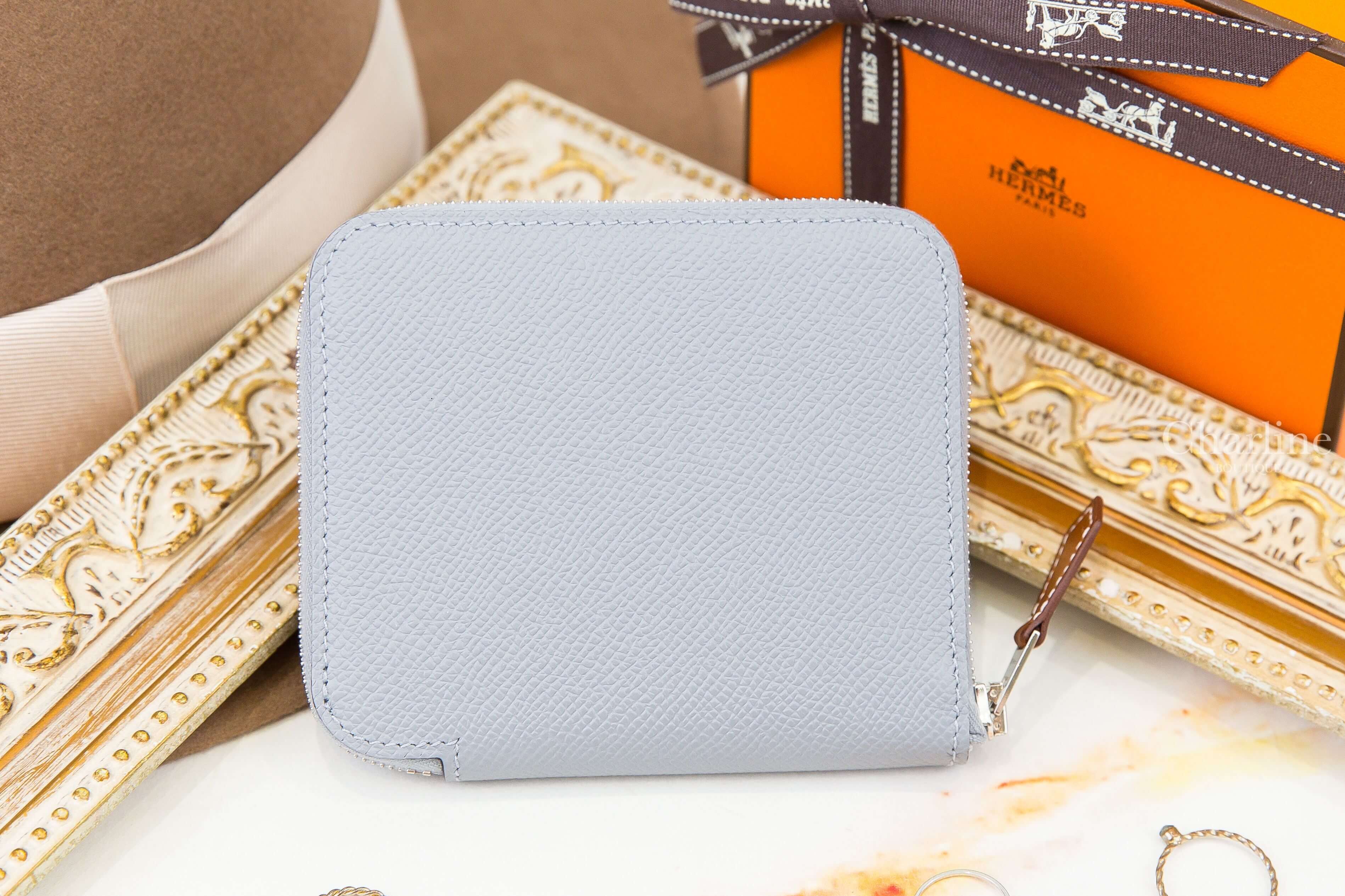 Hermès Silk' In Compact Wallet P0 Gris Pantin Epsom 木偶灰絲巾拉鍊短夾-Charline Boutique 精品代購