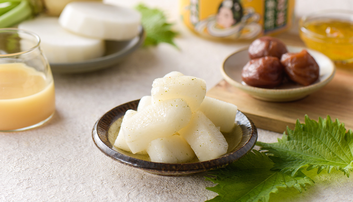 協發行泡菜熱銷小菜蘿大柚特寫盤裝,晶瑩剔透的白蘿蔔塊帶有黃色日本柚子皮細節