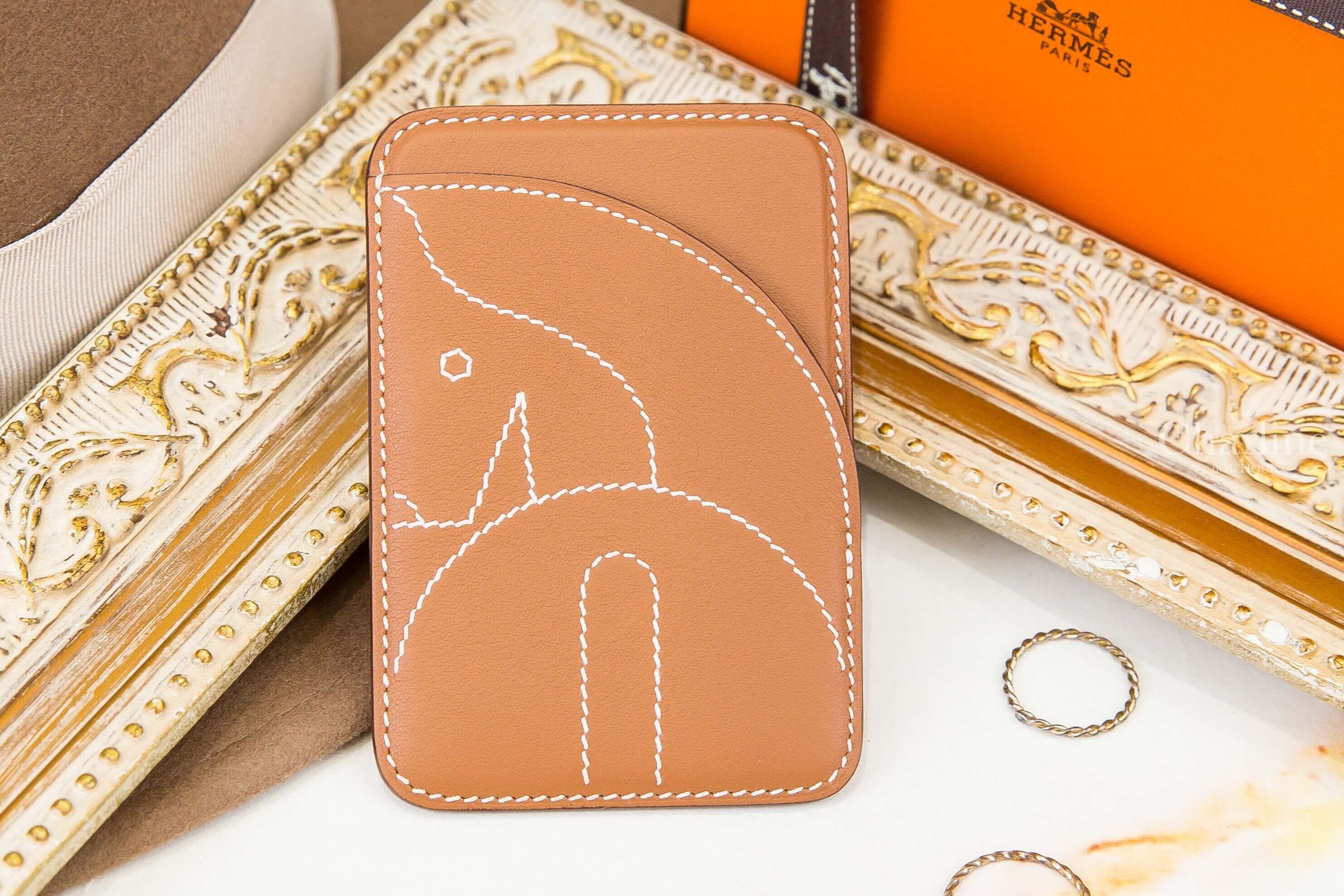 Hermès "Horse" Magsafe Card Holder 焦糖色白色縫線小馬圖樣Magsafe磁吸卡片夾