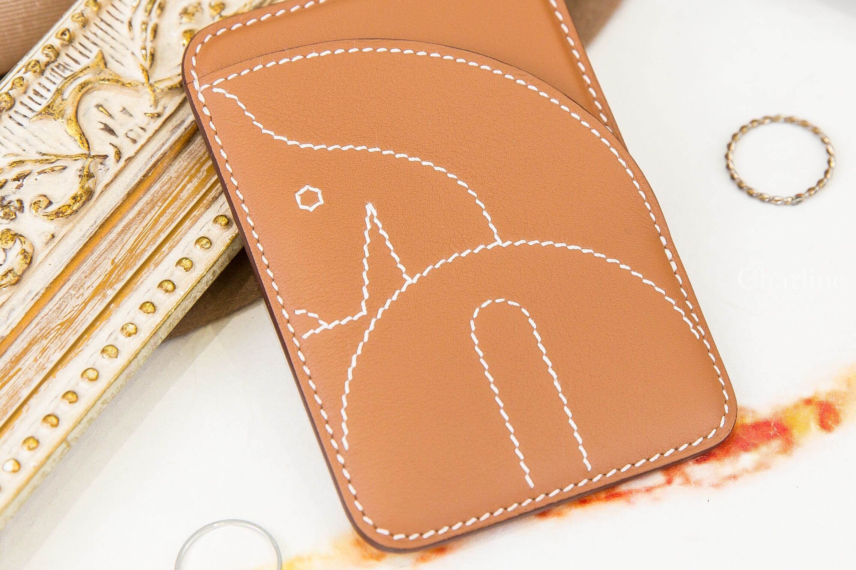 Hermès "Horse" Magsafe Card Holder 焦糖色白色縫線小馬圖樣Magsafe磁吸卡片夾