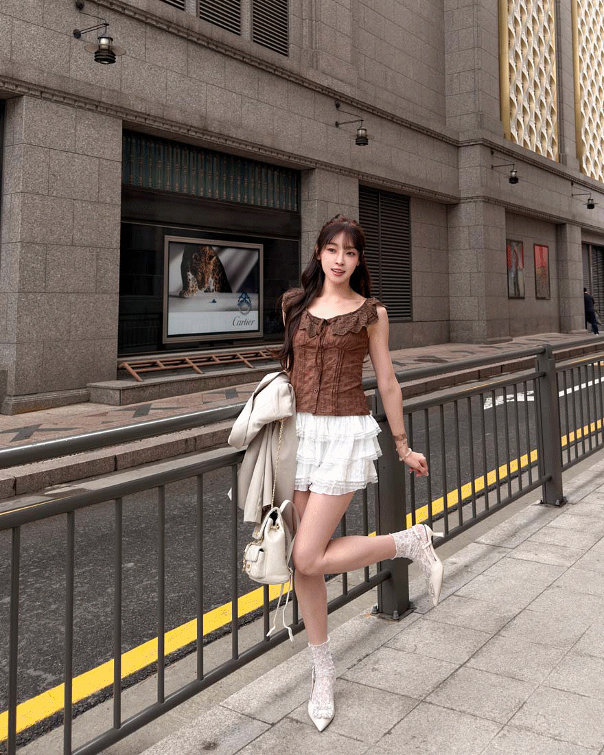 LINA LINA心動日記刺繡緹花荷葉綁結排釦上衣-甜美咖