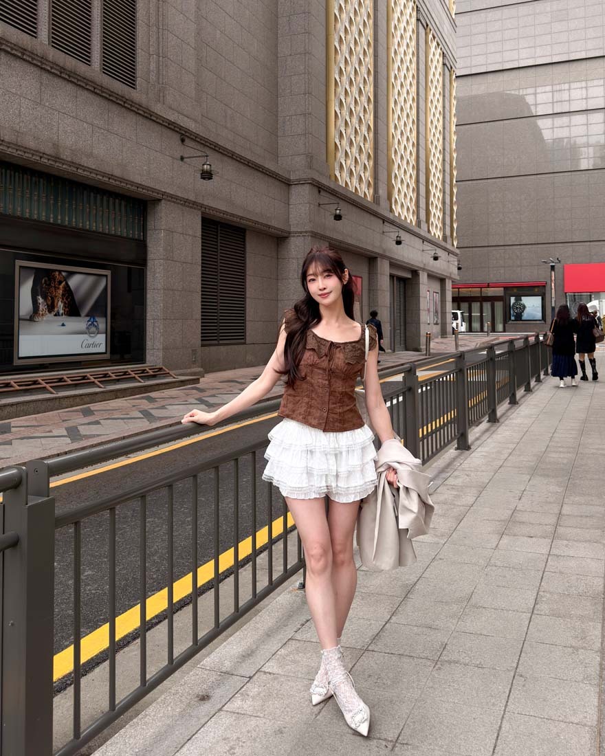 LINA LINA心動日記刺繡緹花荷葉綁結排釦上衣-甜美咖