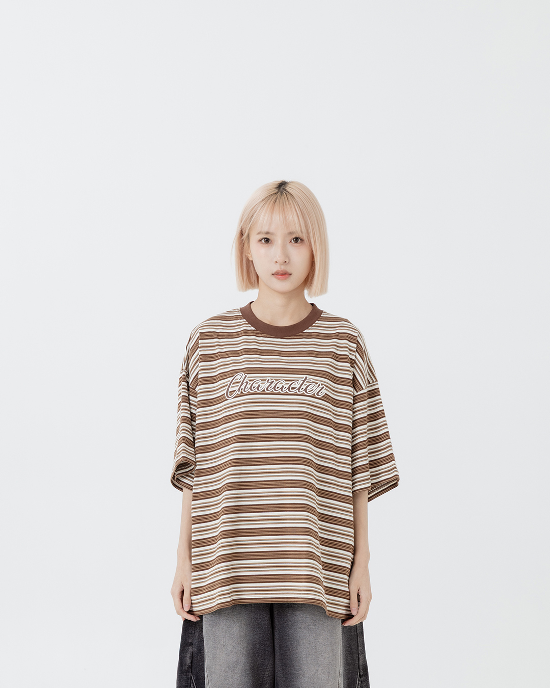 Wide-leg top with striped embroidered lettering in two colors.  M/L【01190362】in stock+pre-order