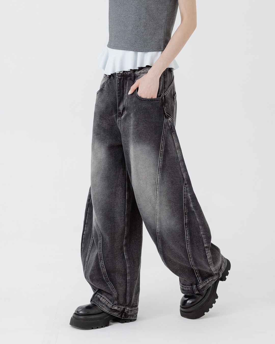 Washed and hemmed curved denim jeans, available in two colors, sizes S-XL.【04011881】in stock+pre-order
