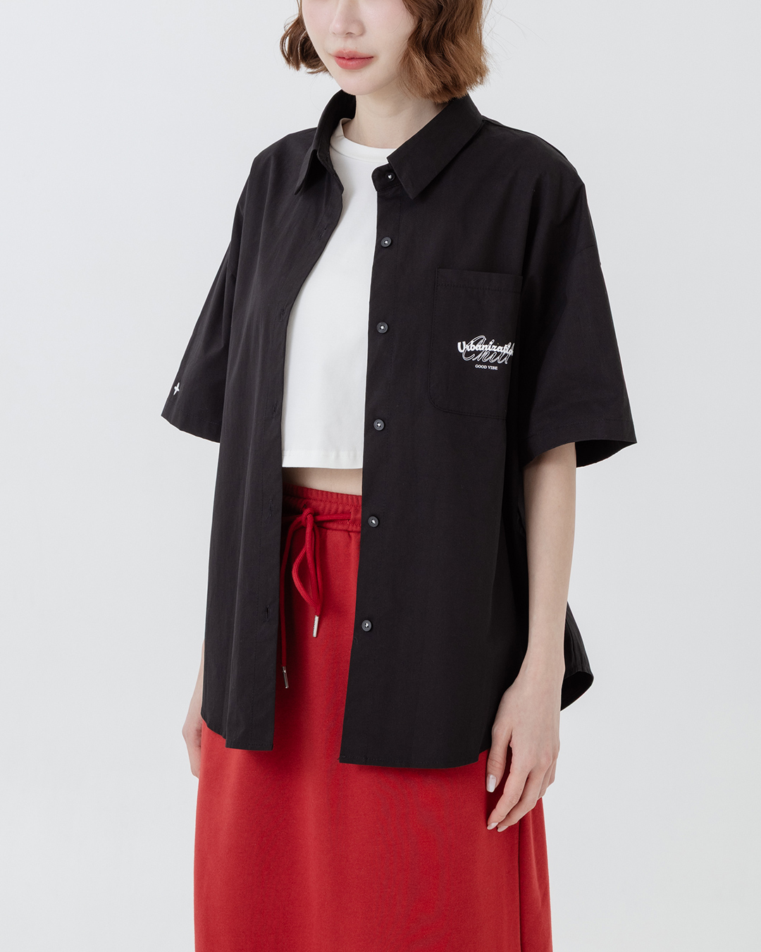 Color-blocked, oversized short-sleeved shirt with English lettering print. Available in two colors, M/L.【01025802】in stock+pre-order