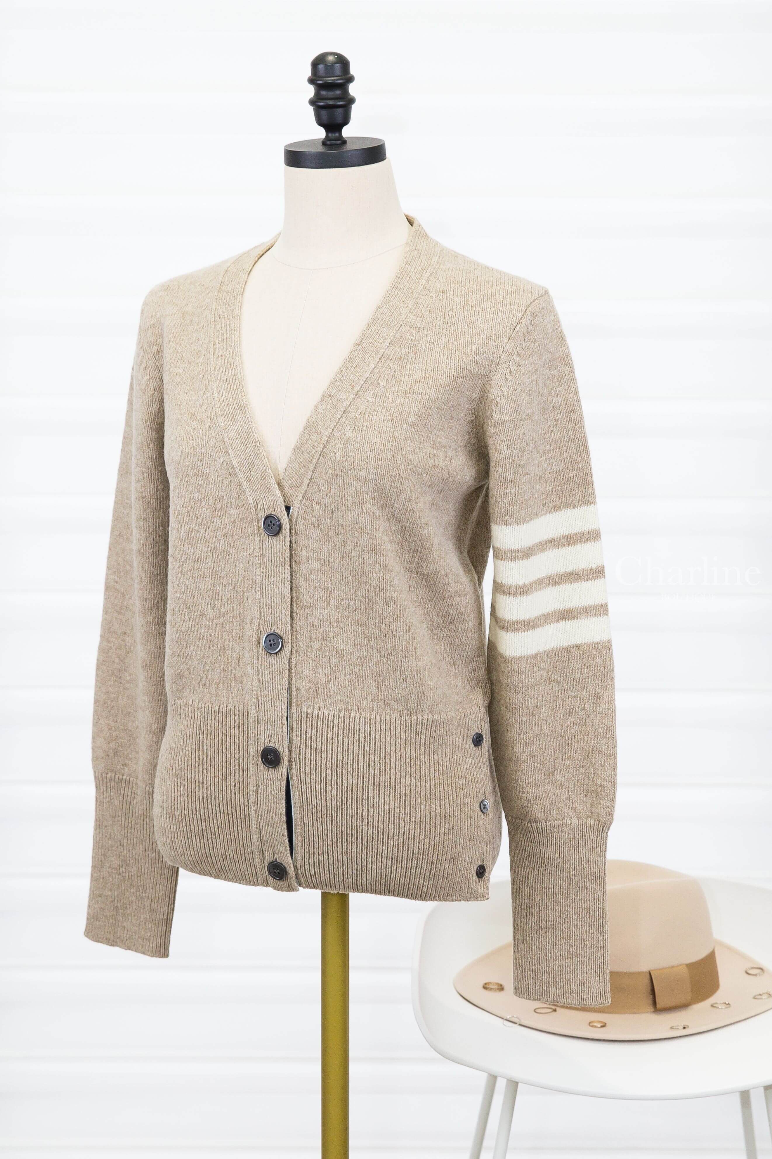 Thom Browne Jersey Stitch Shetland Wool 4-Bar Cardigan 卡其色側邊白色四條橫紋側邊鈕扣開衩羊毛開襟長袖外套-Charline Boutique 精品代購