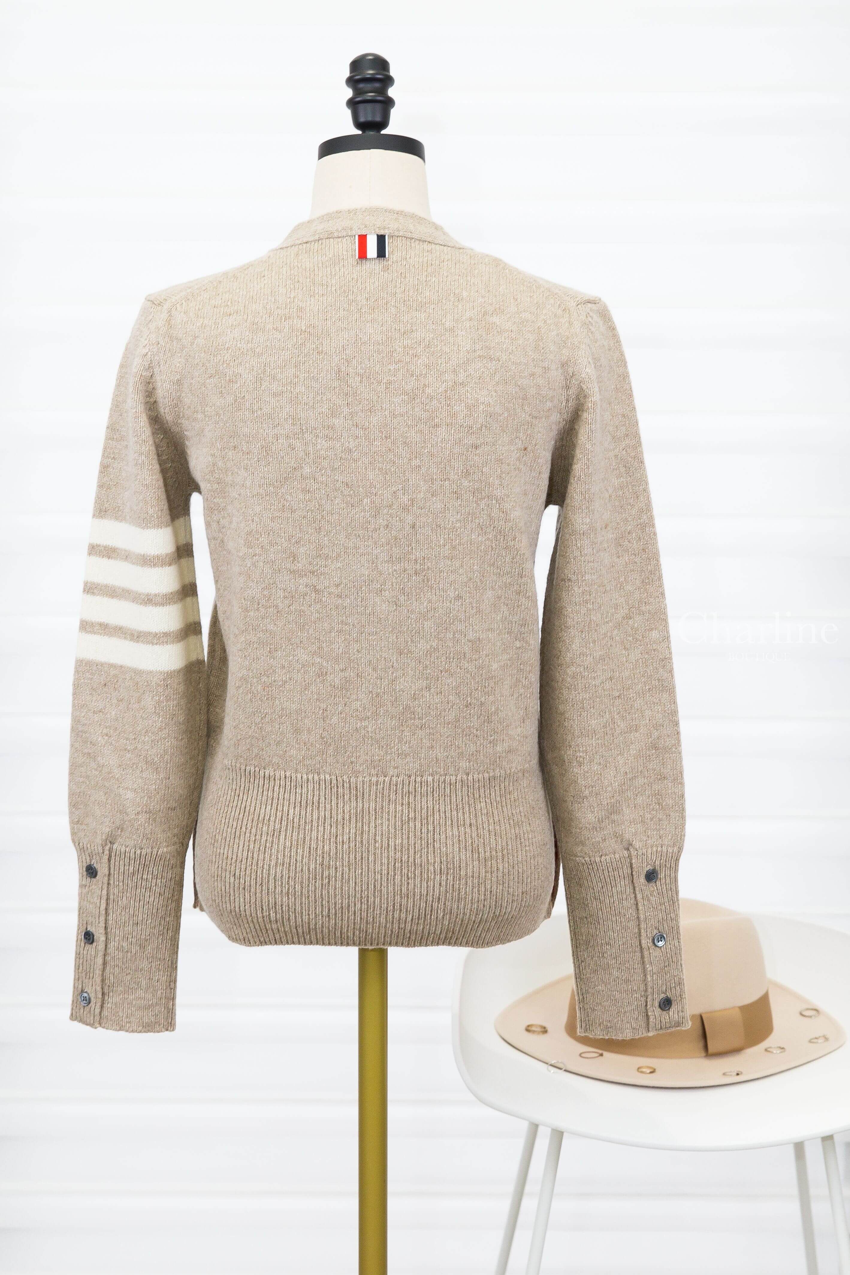 Thom Browne Jersey Stitch Shetland Wool 4-Bar Cardigan 卡其色側邊白色四條橫紋側邊鈕扣開衩羊毛開襟長袖外套-Charline Boutique 精品代購