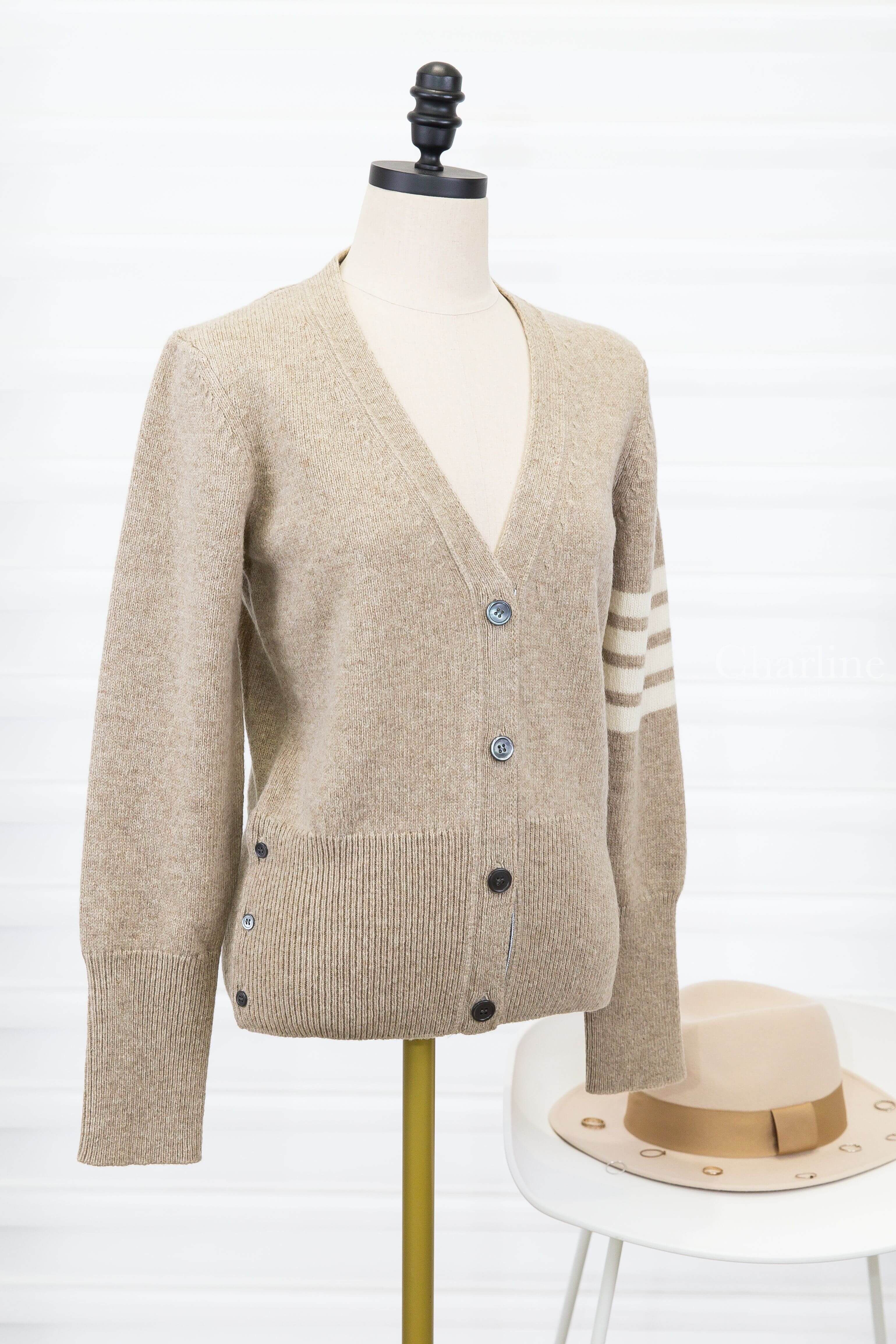 Thom Browne Jersey Stitch Shetland Wool 4-Bar Cardigan 卡其色側邊白色四條橫紋側邊鈕扣開衩羊毛開襟長袖外套-Charline Boutique 精品代購