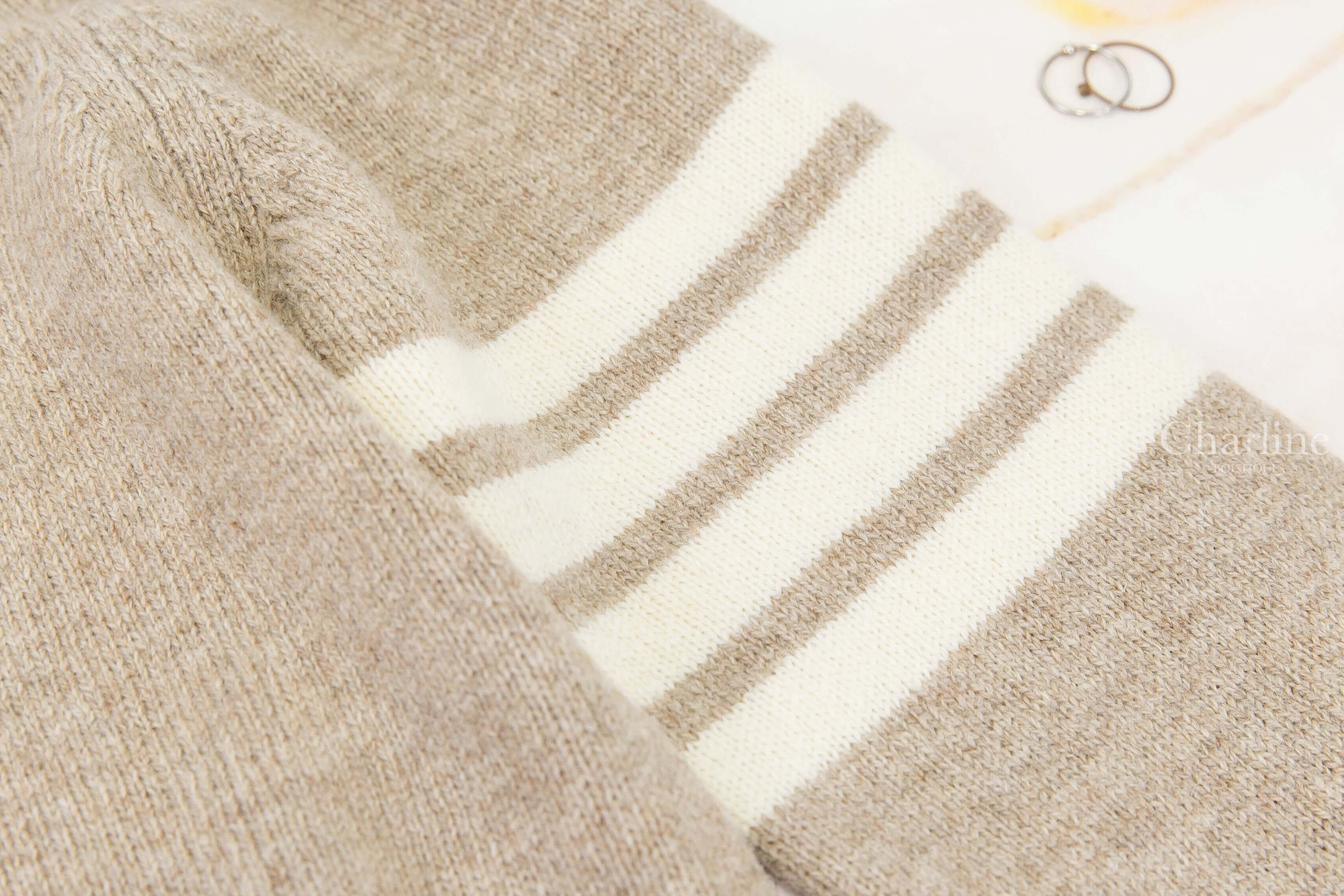 Thom Browne Jersey Stitch Shetland Wool 4-Bar Cardigan 卡其色側邊白色四條橫紋側邊鈕扣開衩羊毛開襟長袖外套