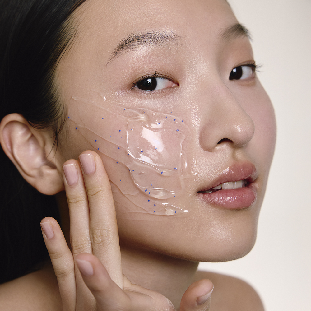 nomel 鎖水磁石保濕水凍膜模特使用情境，敷臉保濕步驟展示