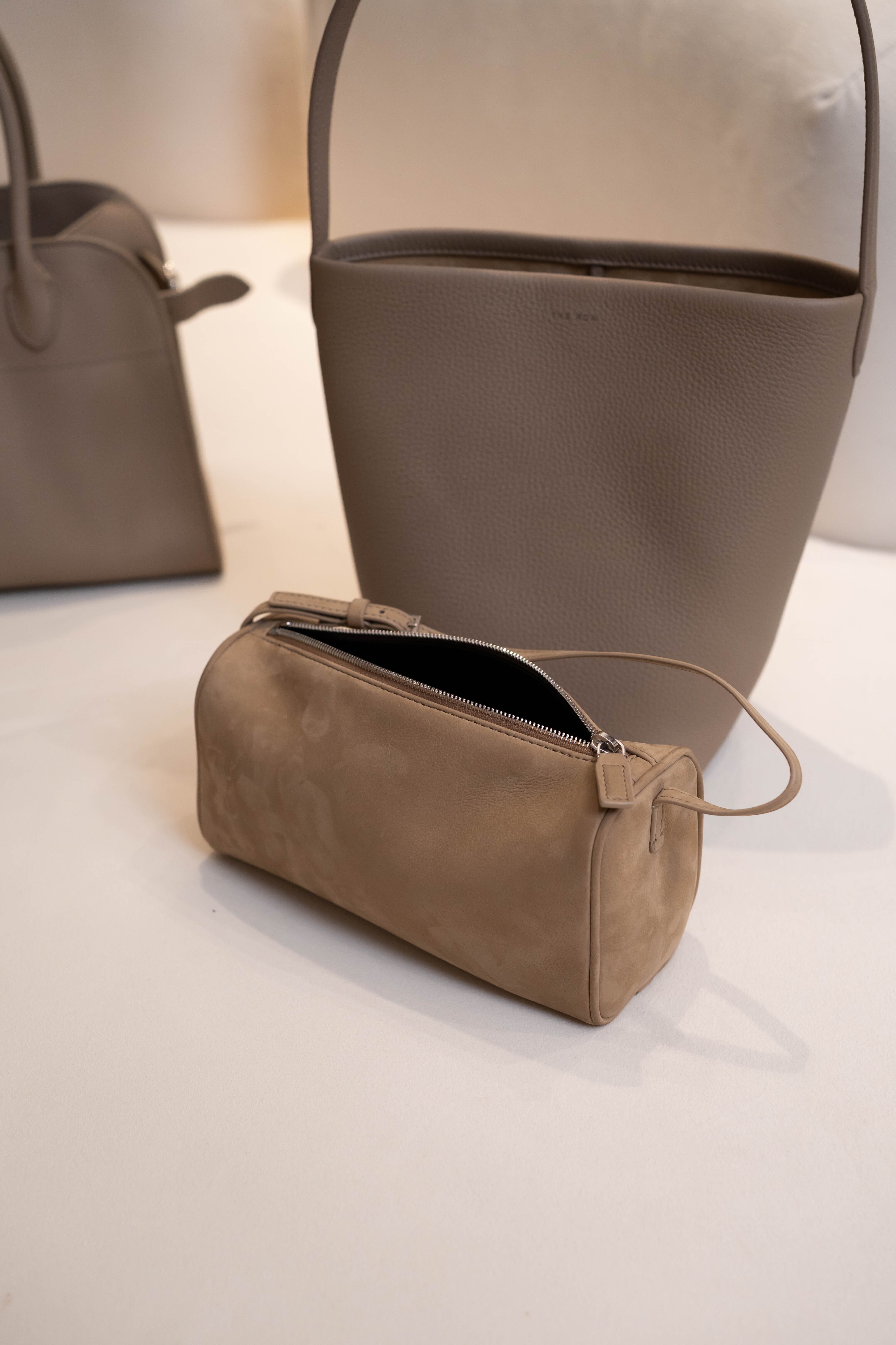 The Row 90s Bag 麂皮奶茶色