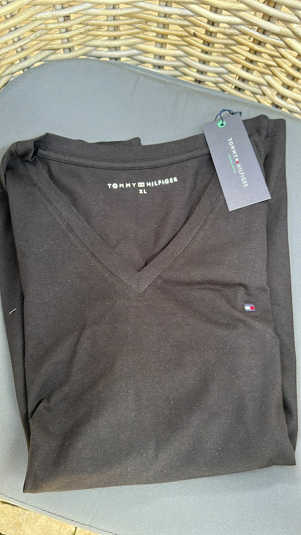HOT-CCG0528-006 Tommy 黑色V領Tee XL (A6)