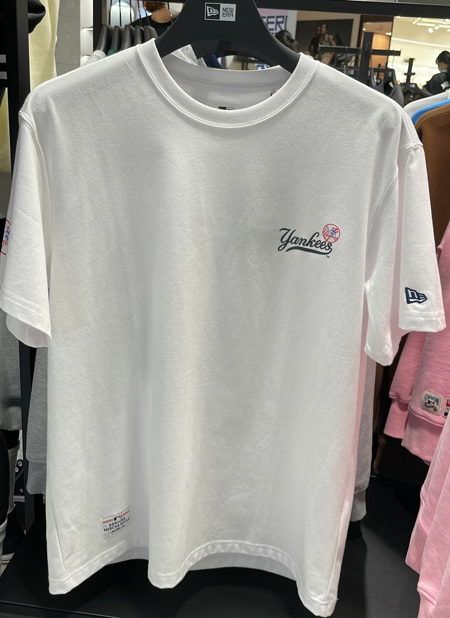 HOT-CCG0528-063 NEWERA 白色T 左心口字 背面藍冬甩-13697653 XL (A63)
