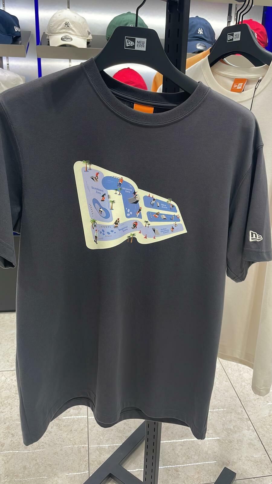 HOT-CCG0528-074 NEWERA 13546357-黑T藍色大LOGO L (A74)