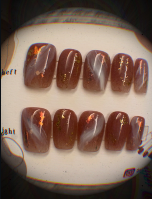 呢款系 ☁️The Marble☁️系列嘅 (2) 係我哋《大熱長款式》、《易襯款式》嘅產品之一喔🩷🩷 簡單又易襯嘅款式 令到更加多人都好鍾意佢 亦都選購入佢落自己嘅穿戴甲衣櫥到🗄️🧚🏻‍♀️ 〰️ 主要色調為 偏橙🧡紅❤️嘅裸粉色 + 帶少少啡🤏🏻🤏🏻🤎tone 做暈染底色 〰️ 加上 白色 美甲水彩 / gel 做推色 就變成客人們大愛嘅 雲石款啦☁️ 〰️ 五指 都 暈染色 on top 加上 ①金箔 做點綴  令到以☁️The Marble☁️作主題嘅 設計 更突出喔🧚🏻‍♀️ 〰️款式為日常款 以淺色 、白、粉色、為穿搭色即可 〰️配合 金色 飾物 就可以襯番 The Marble(2)咯  名稱：☁️The Marble (2)［A-0000041b］☁️ 尺碼：XS / S / M 甲型：短梯甲  產品直接連結： https://lapisnailacce.shoplineapp.com/products/the-marble-2-a-0000041b  Lapis Blog 直接連結：  https://lapisnailacce.shoplineapp.com/blog/posts/delivery-hot-pick-items-30