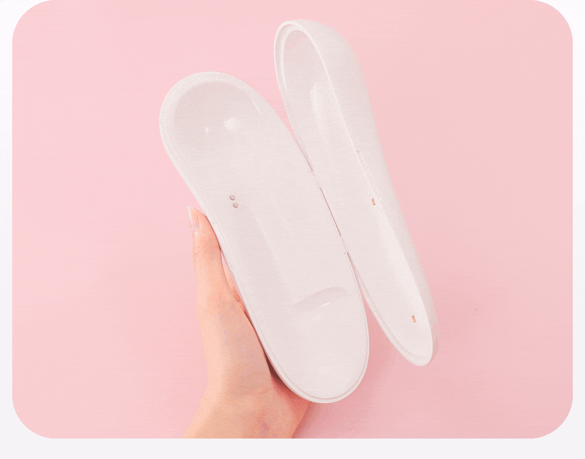 Kisstoy Polly5 秒潮5代新手推薦，手持展示白色充電艙的內部構造與便攜設計。