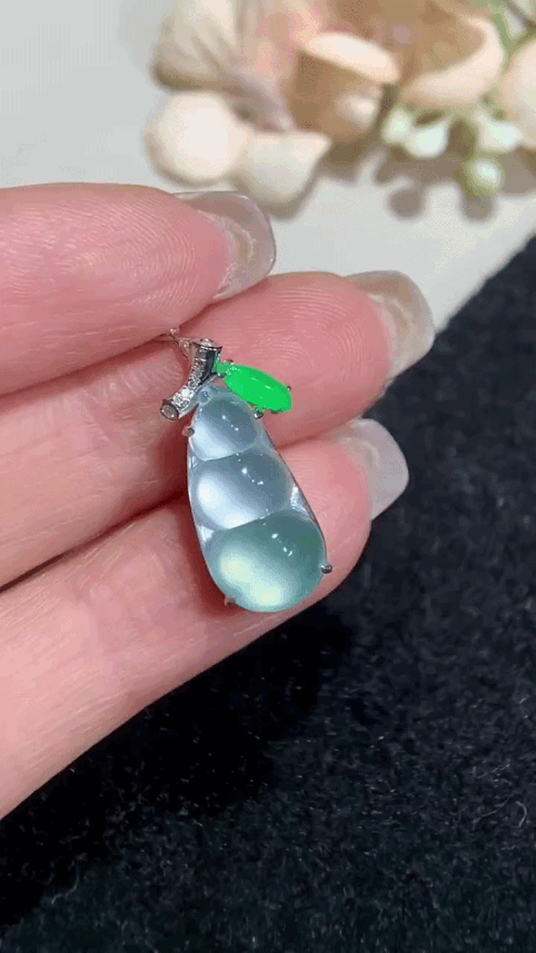 5172231 翡翠冰白飄花福豆吊墜