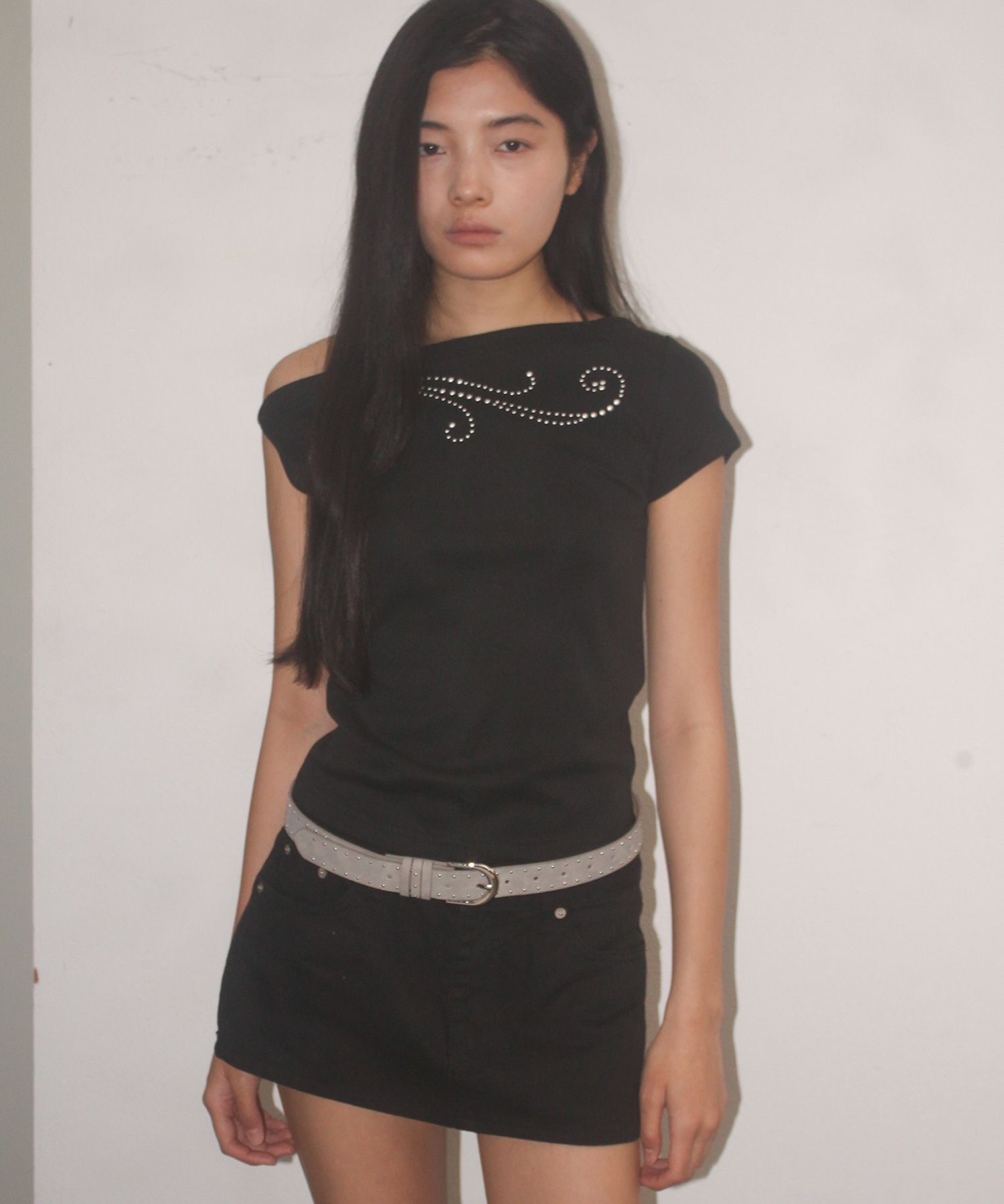 PLACE STUDIO 珠飾不對稱單肩船領短袖上衣 26S7771613-4500