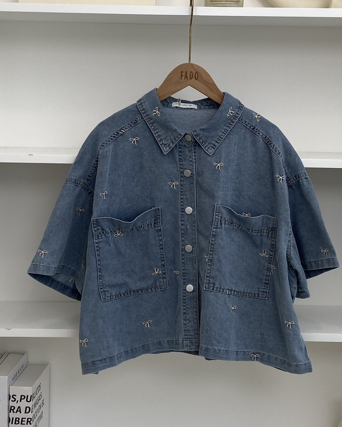 法朵Fado shop｜蝴蝶結刺繡口袋襯衫 3525001 一色