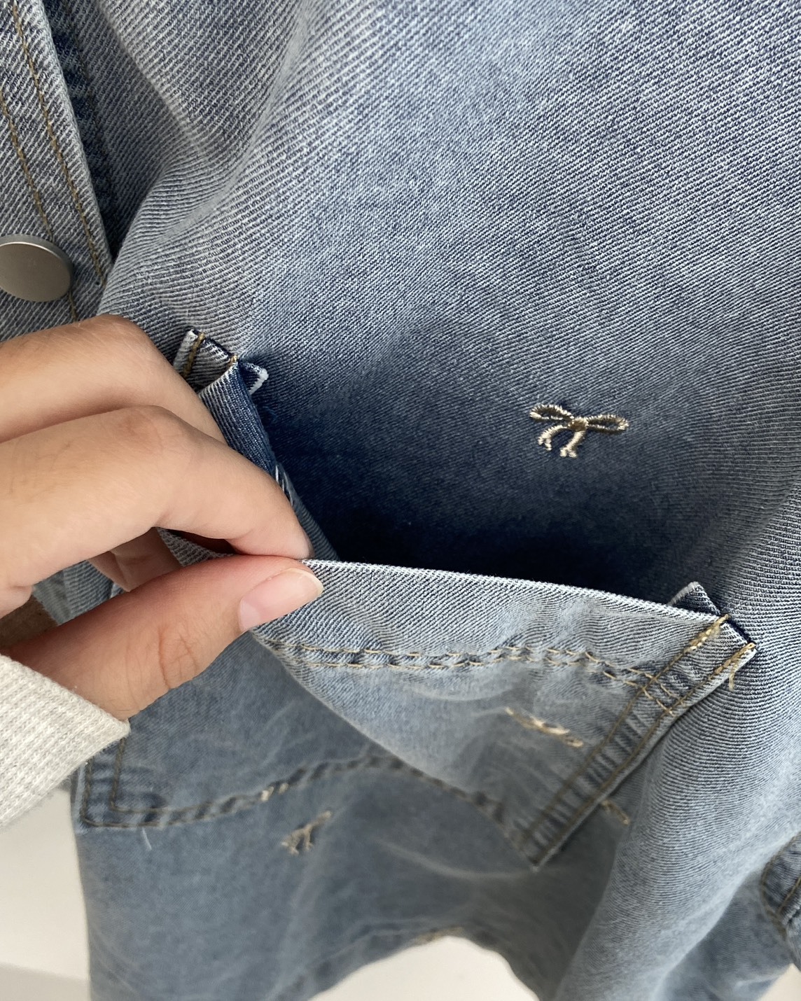 法朵Fado shop｜蝴蝶結刺繡口袋襯衫 3525001 一色