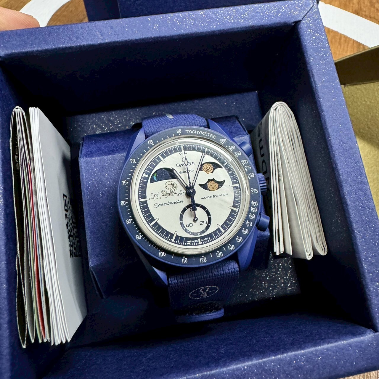 99%新，售出不退換（門市現貨）OMEGA X SWATCH MISSION TO EARTHPHASE MOONSWATCH 深藍色 史努比 聯名 42mm 手錶【SO33N704L】