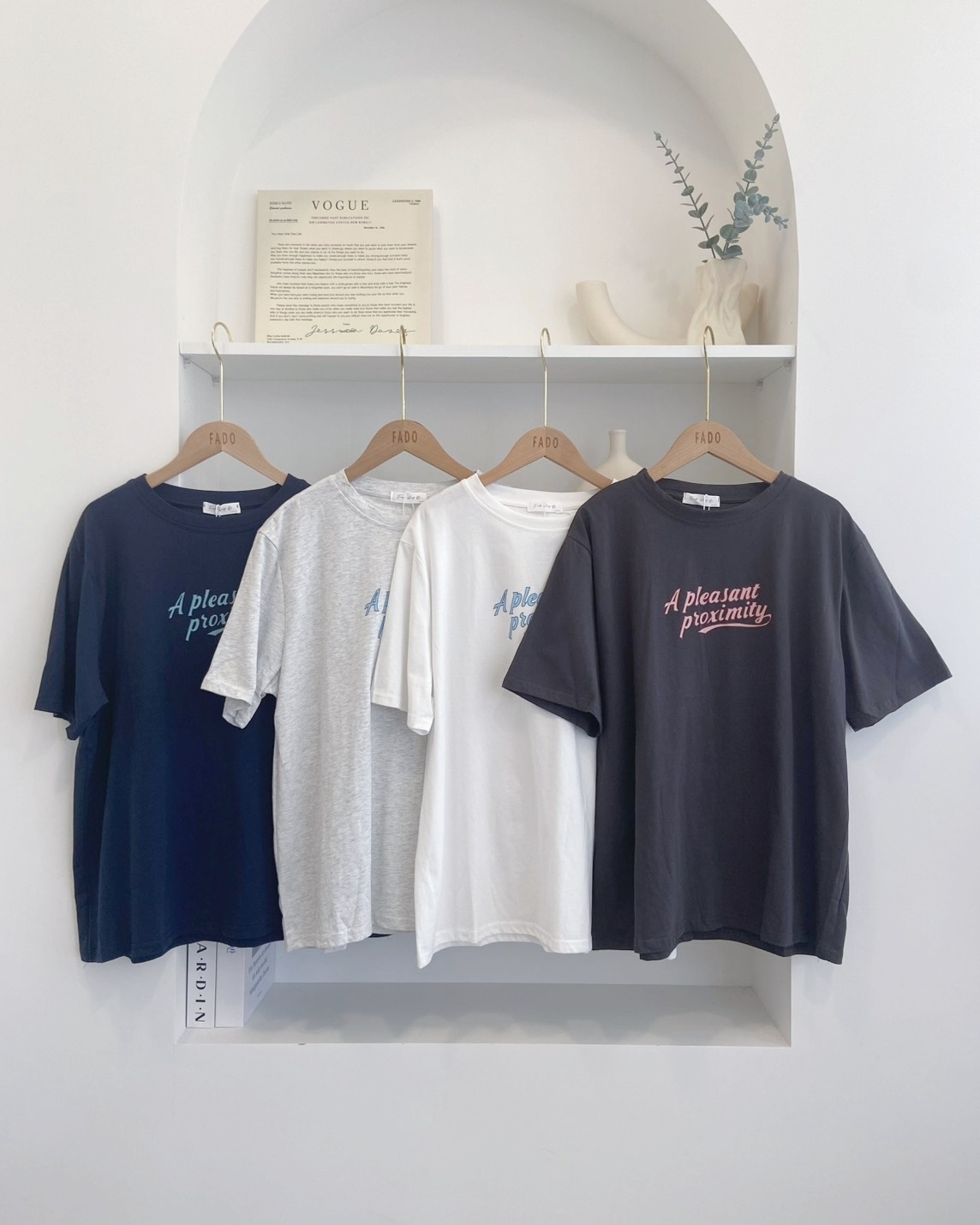 法朵Fado shop｜撞色小驚喜!草寫英文落肩短T 0215148 四色