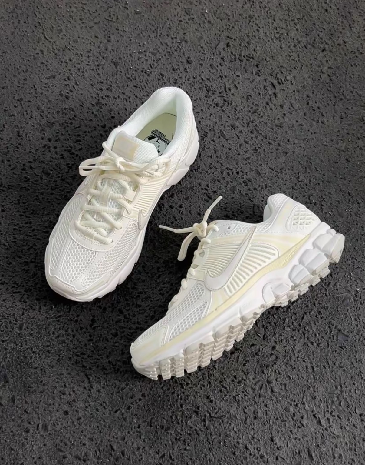 女鞋 NIKE W ZOOM VOMERO 5 椰奶白 復古 氣墊 網眼 運動 休閒鞋【IB8929-100】VMO5