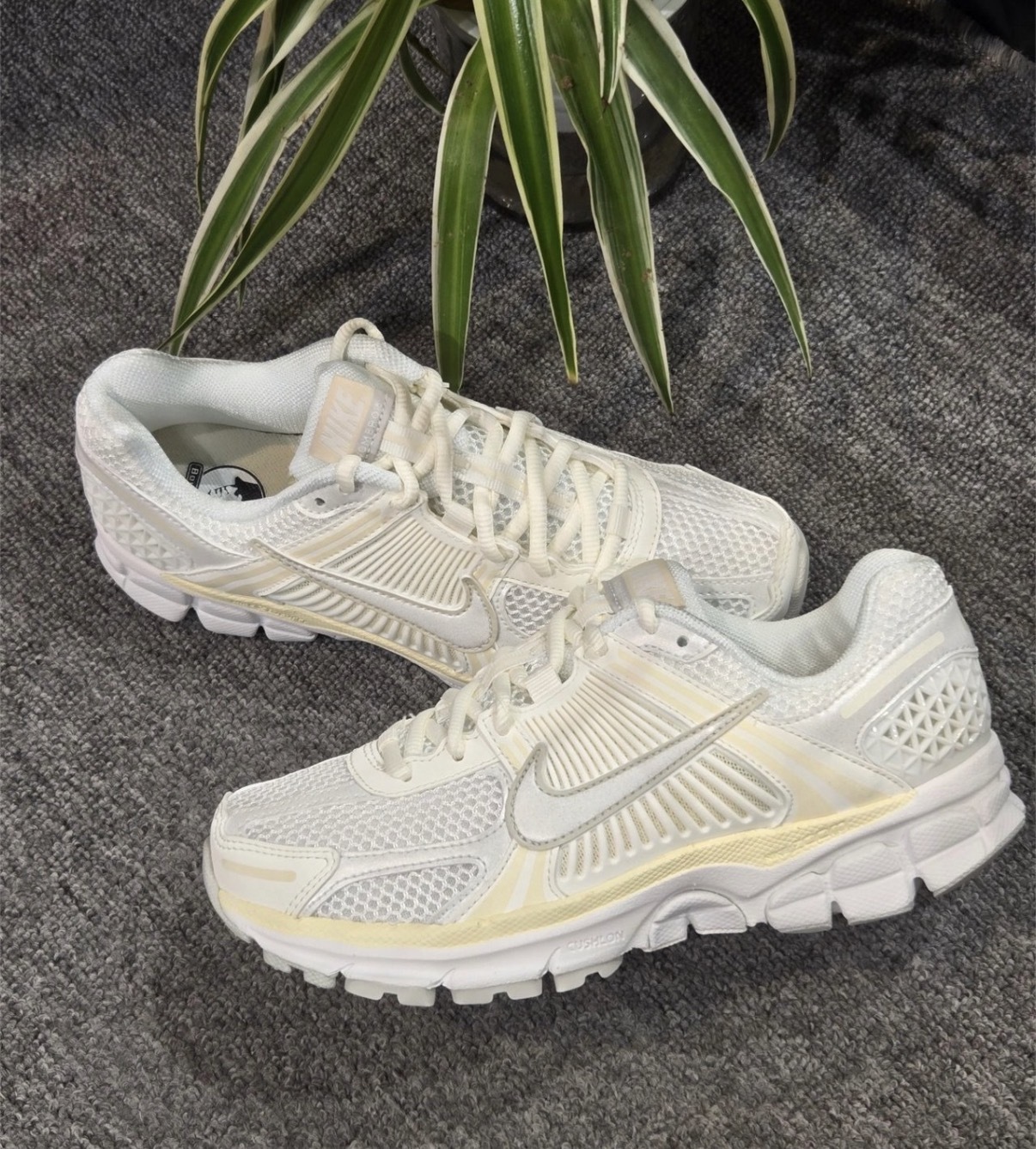 女鞋 NIKE W ZOOM VOMERO 5 椰奶白 復古 氣墊 網眼 運動 休閒鞋【IB8929-100】VMO5