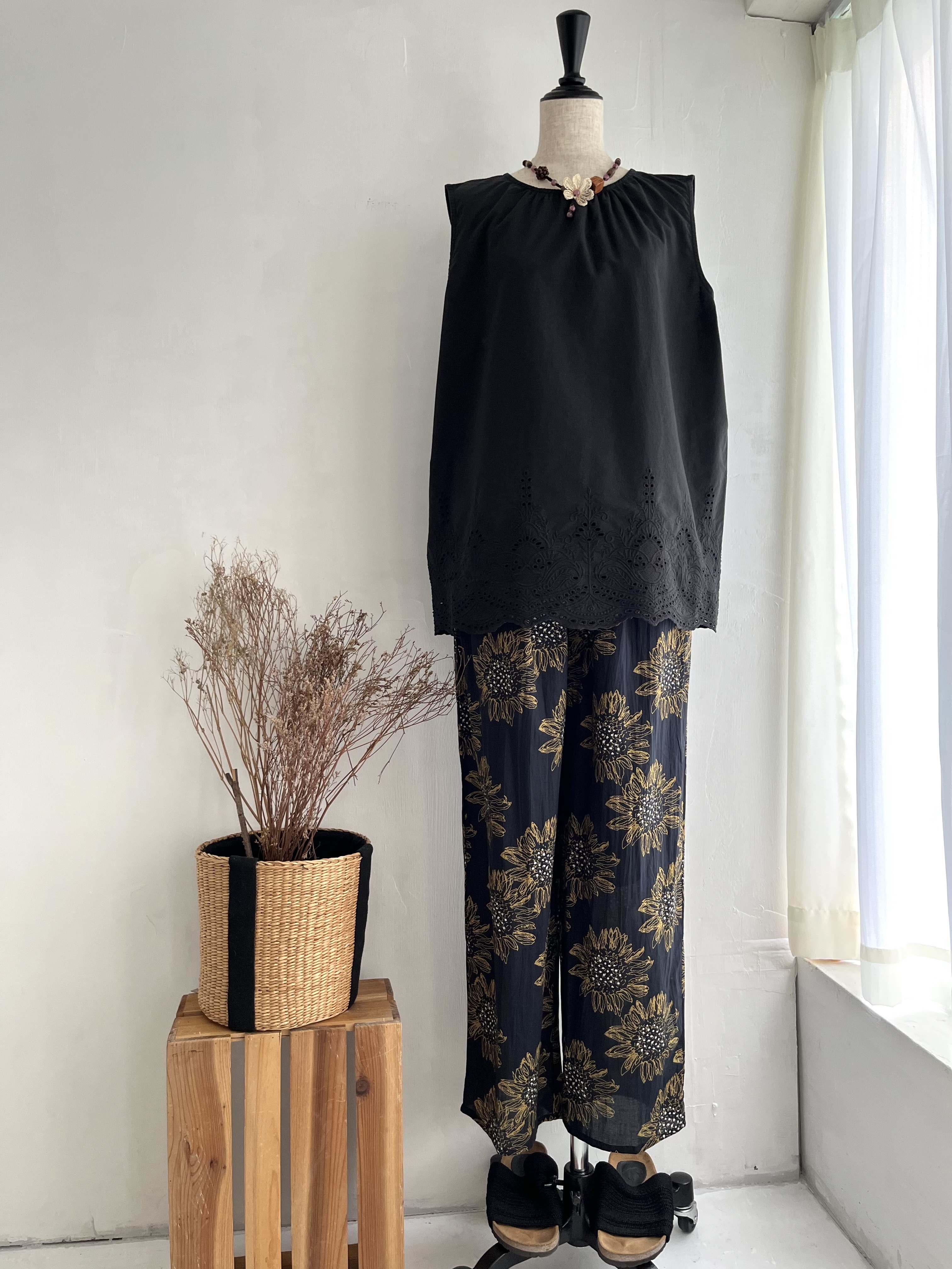 HEAVENLY黑色刺繡通花腳背心