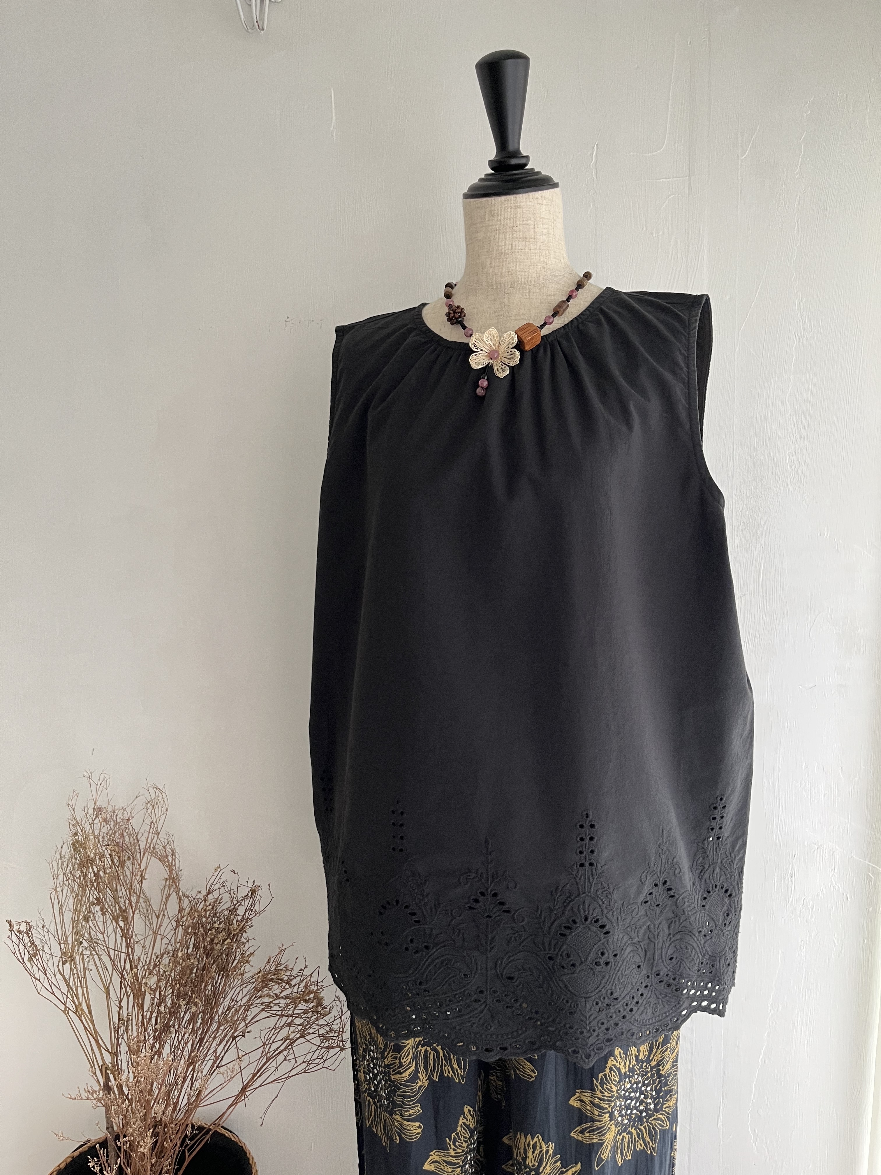 HEAVENLY黑色刺繡通花腳背心
