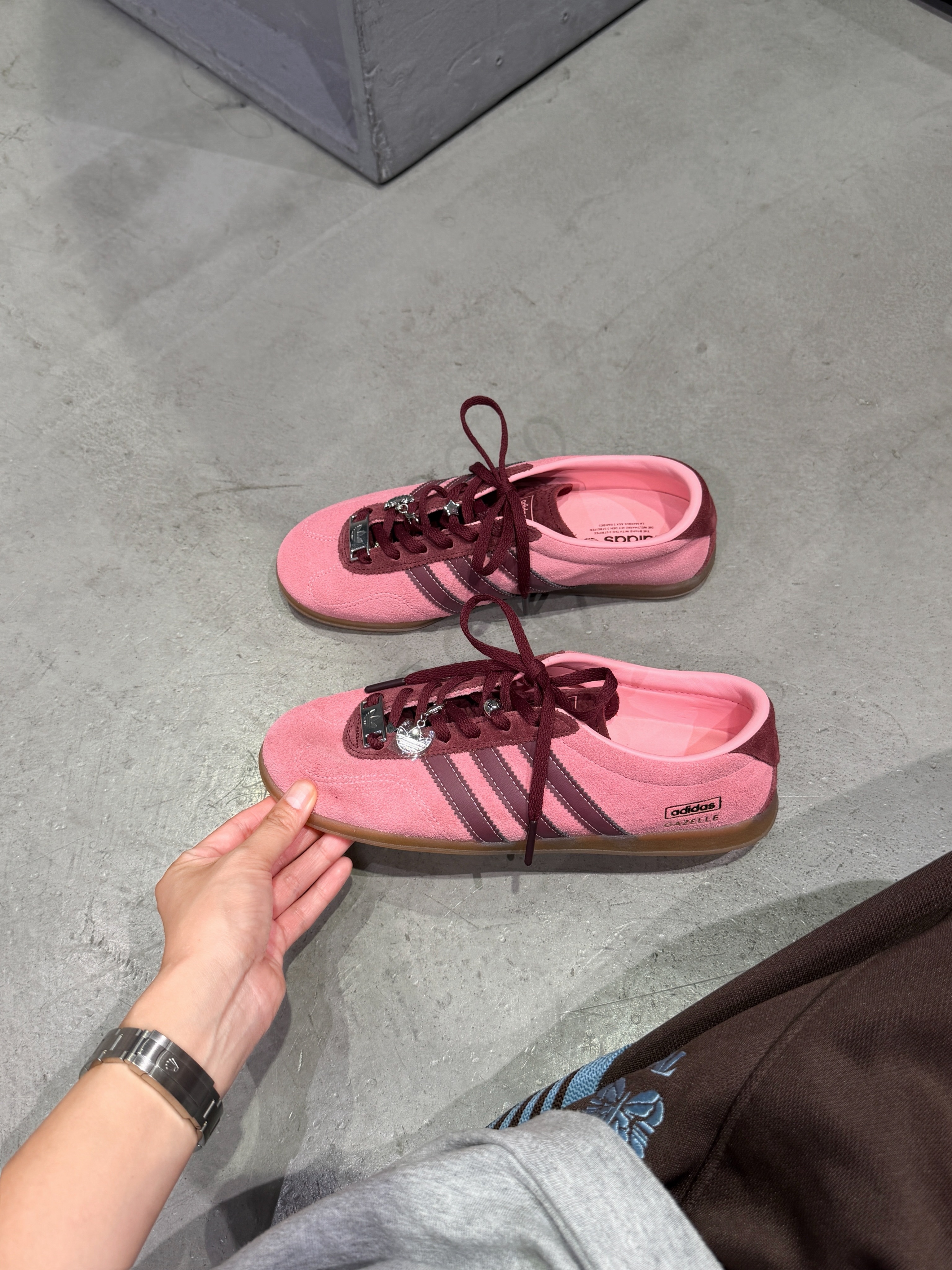 Adidas Originals Gazelle Lo Pro 日本限定 Moussy 玫瑰紅 焦糖底 吊飾 薄底 復古鞋 KI5309
