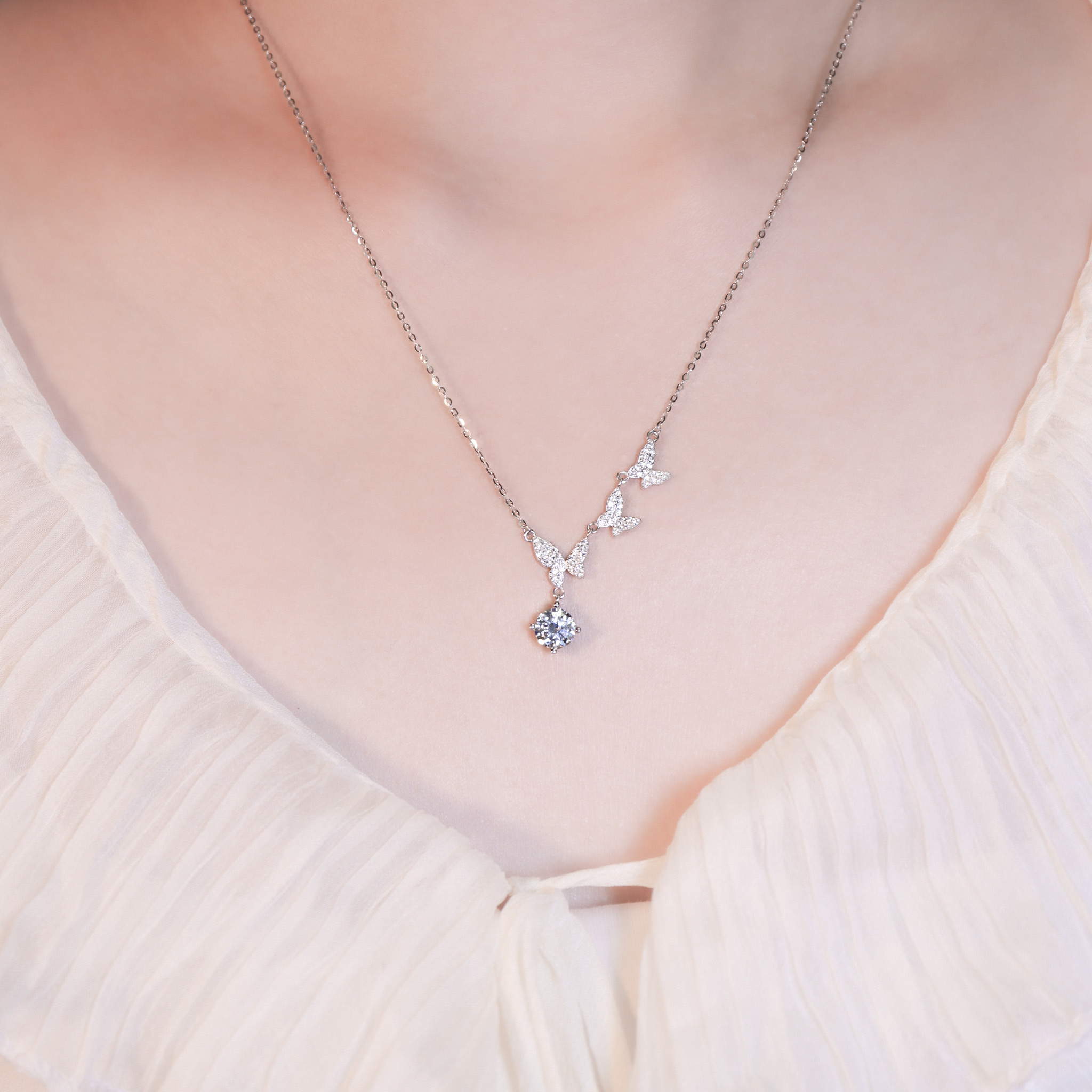 | 925 Silver・White Gold・Moissanite l The Radiant Butterfly Necklace | NE1658 |