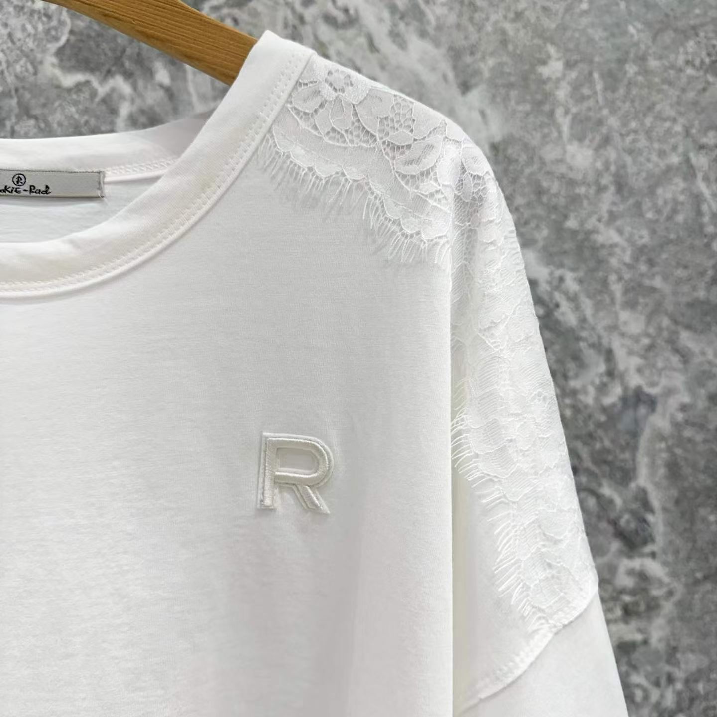 RB6204 R立體刺綉拼蕾絲Tee