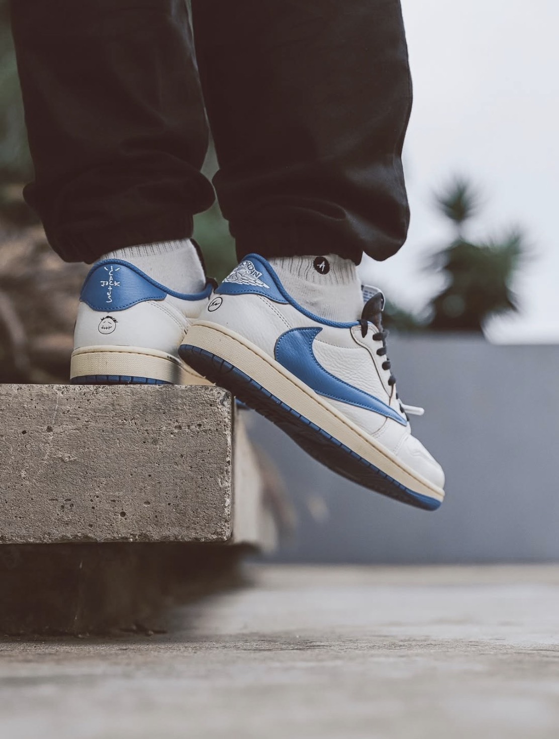<鉤子一反真的造反🤩>Travis Scott x Fragment x Air Jordan 1 Low "Sail Military Blue" 三方聯名 閃電倒鉤 2.0