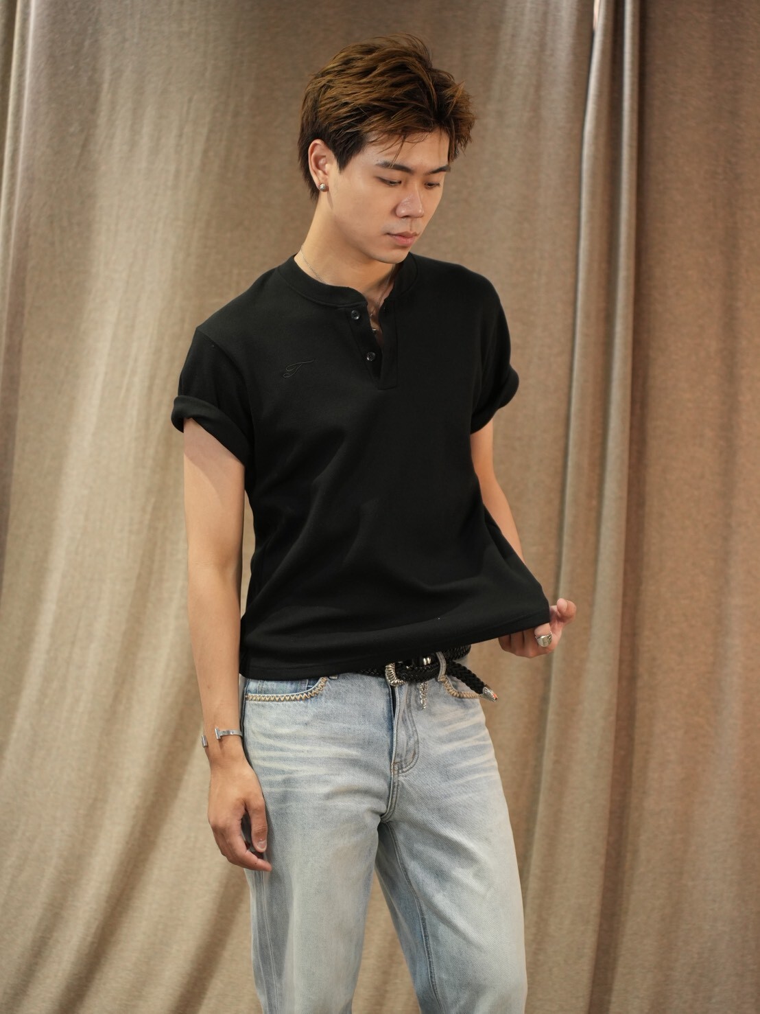TASTEFUL MADE (T-27) - 品牌訂製 彈性 亨利領 排扣 小刺繡 正肩 上衣 #短袖