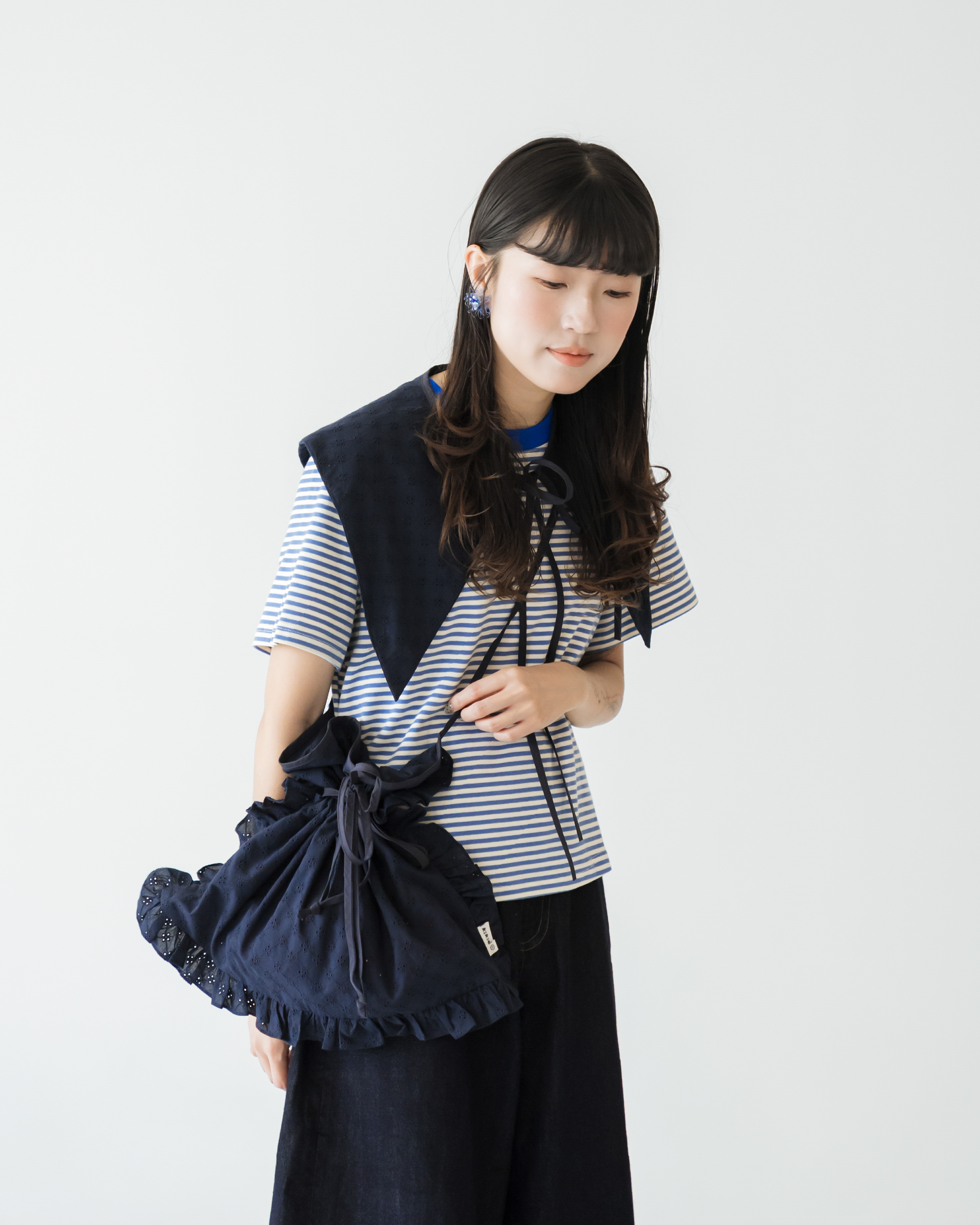 【 Kiki.co made 】Eyelet Blossom Sacoche Bag - Navy