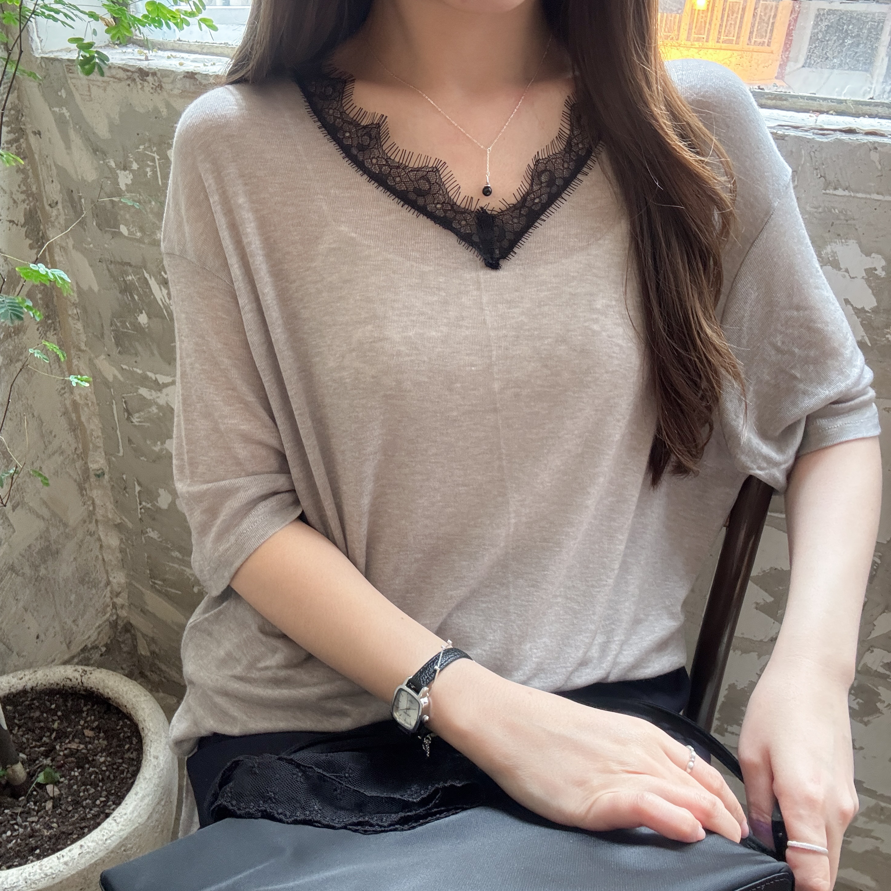 超親膚V領lace top