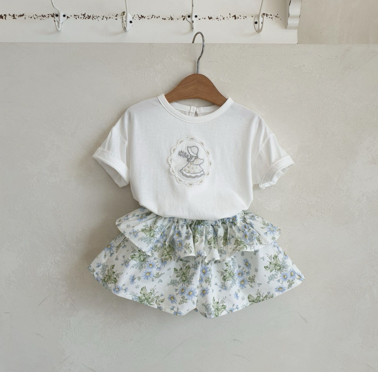 Eclair Lily Tee