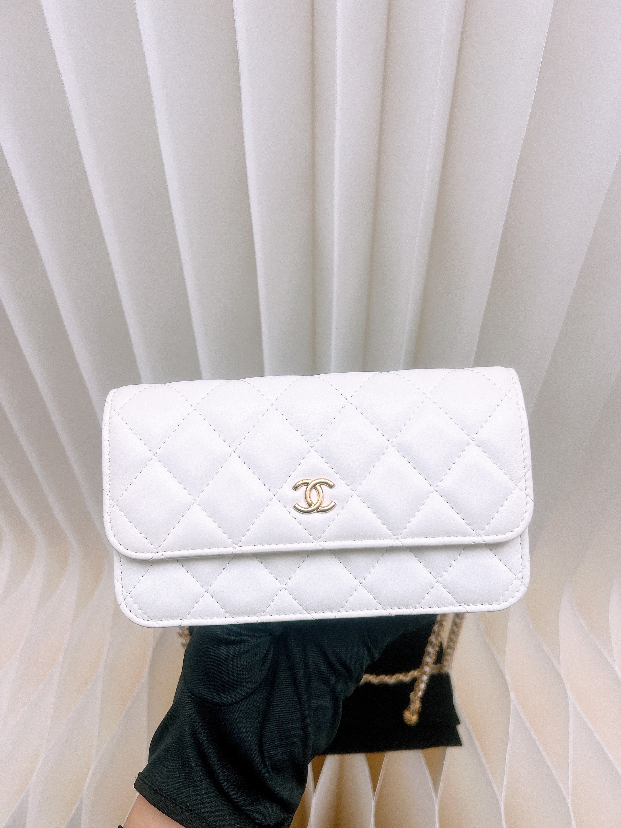 Chanel phone pouch woc (white GHW) 白色金球