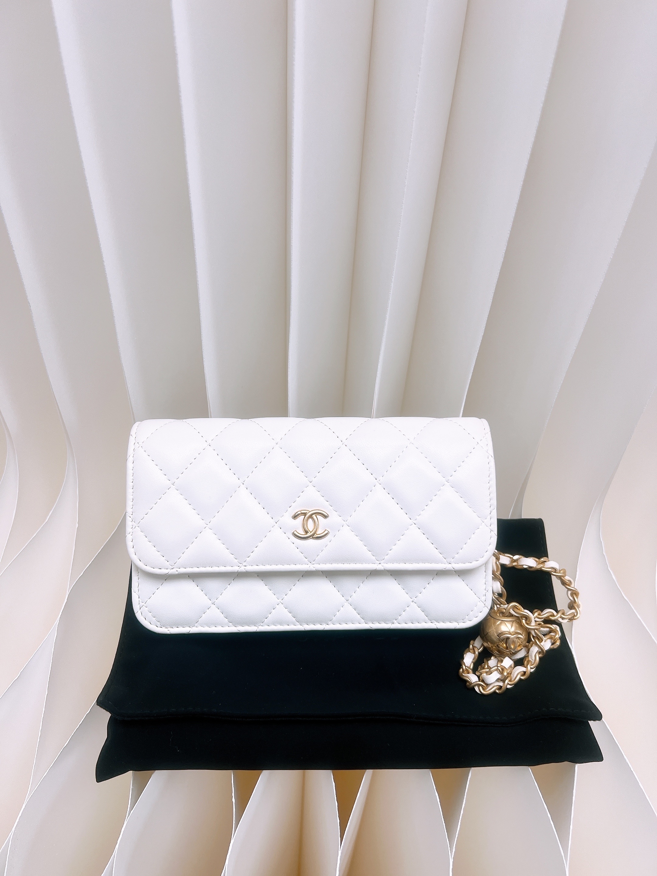 Chanel phone pouch woc (white GHW) 白色金球