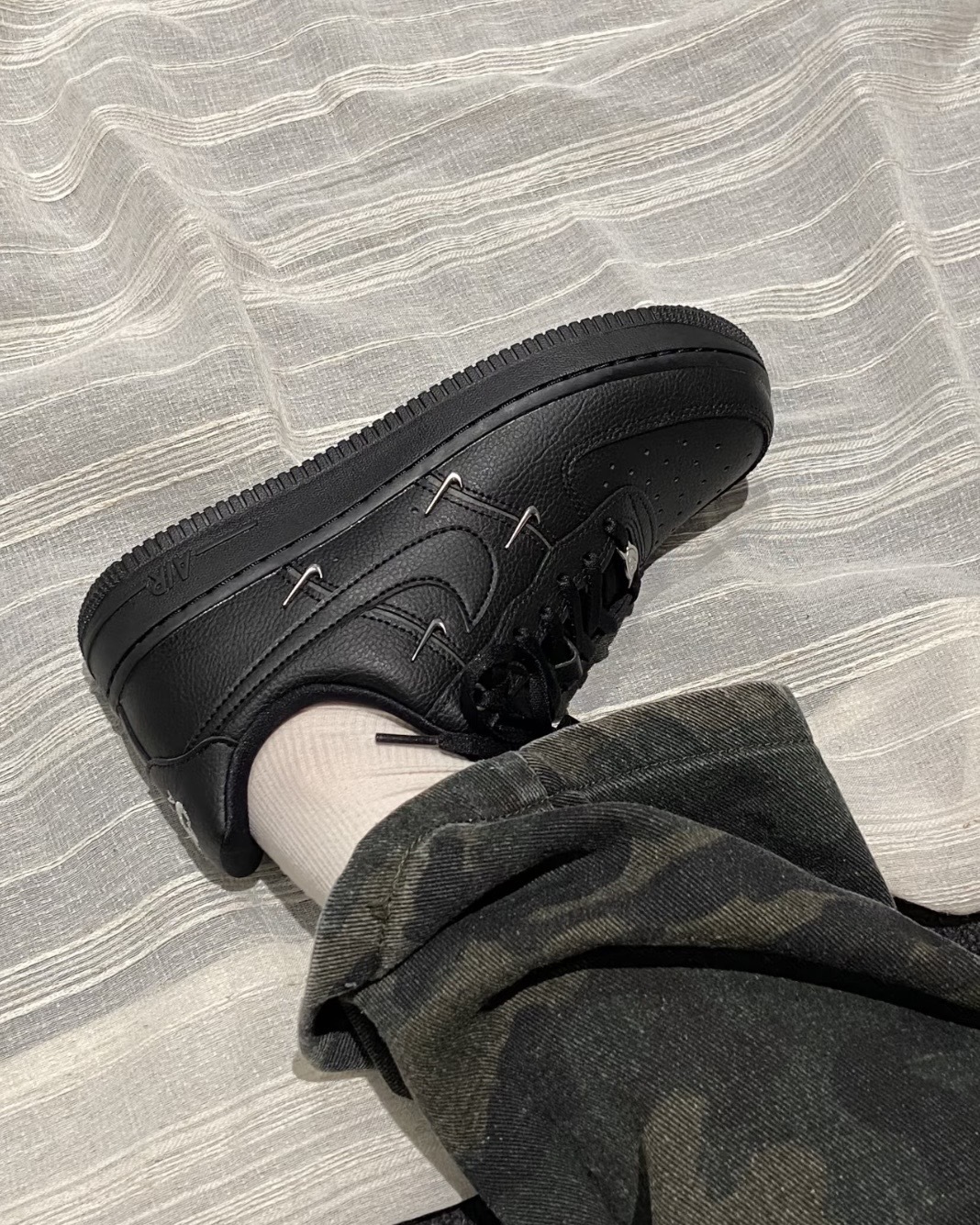 NIKE AIR FORCE 1 AF1 全黑 黑銀 小銀勾 四勾 女鞋 HQ1180-001 / 預購