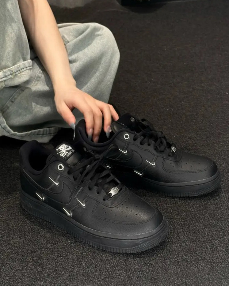 NIKE AIR FORCE 1 AF1 全黑 黑銀 小銀勾 四勾 女鞋 HQ1180-001 / 預購