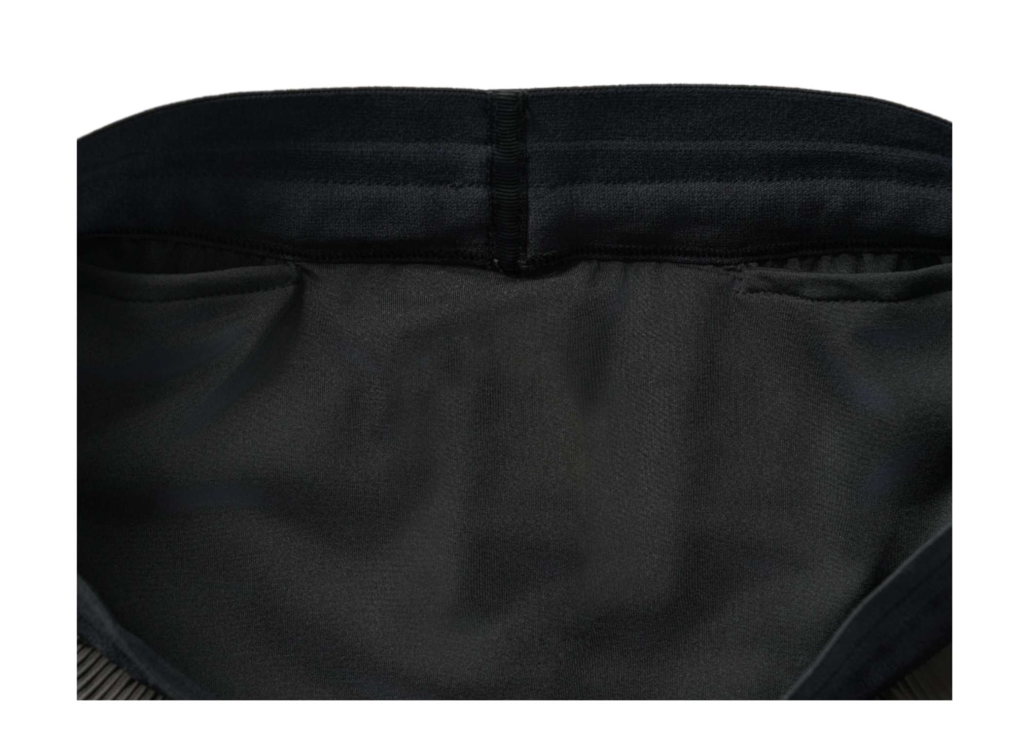 腰頭加寬設計與防咬肉內部平整接縫