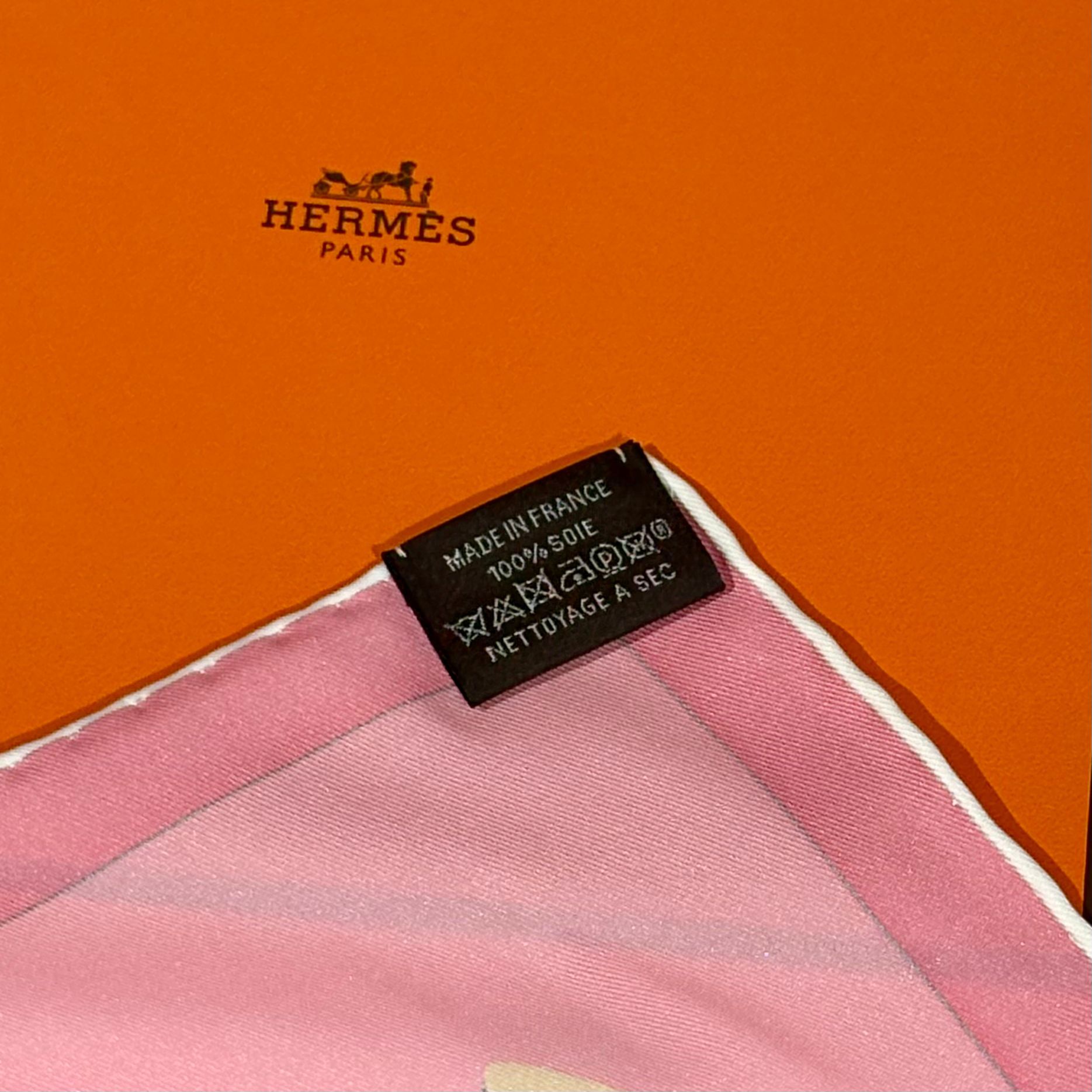 全新HERMES Scarf , 70x70cm, H984257S,  Vanille Illusion Exquise, 方巾/絲巾 粉色奇幻異想 #BRAND NEW #香榭站正品