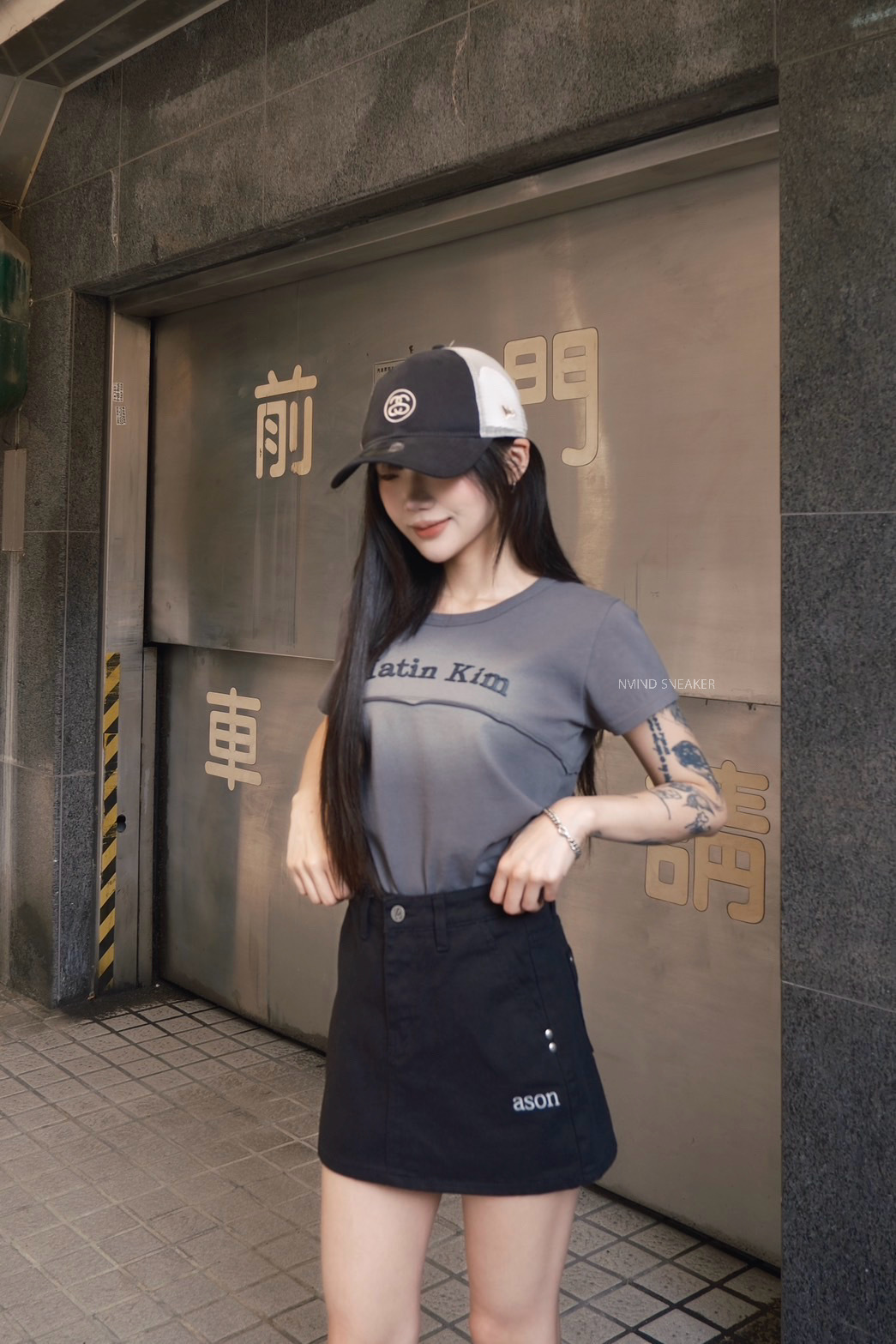 <快速出貨> MATIN KIM 色染工藝剪裁細節短版LOGO上衣 炭灰