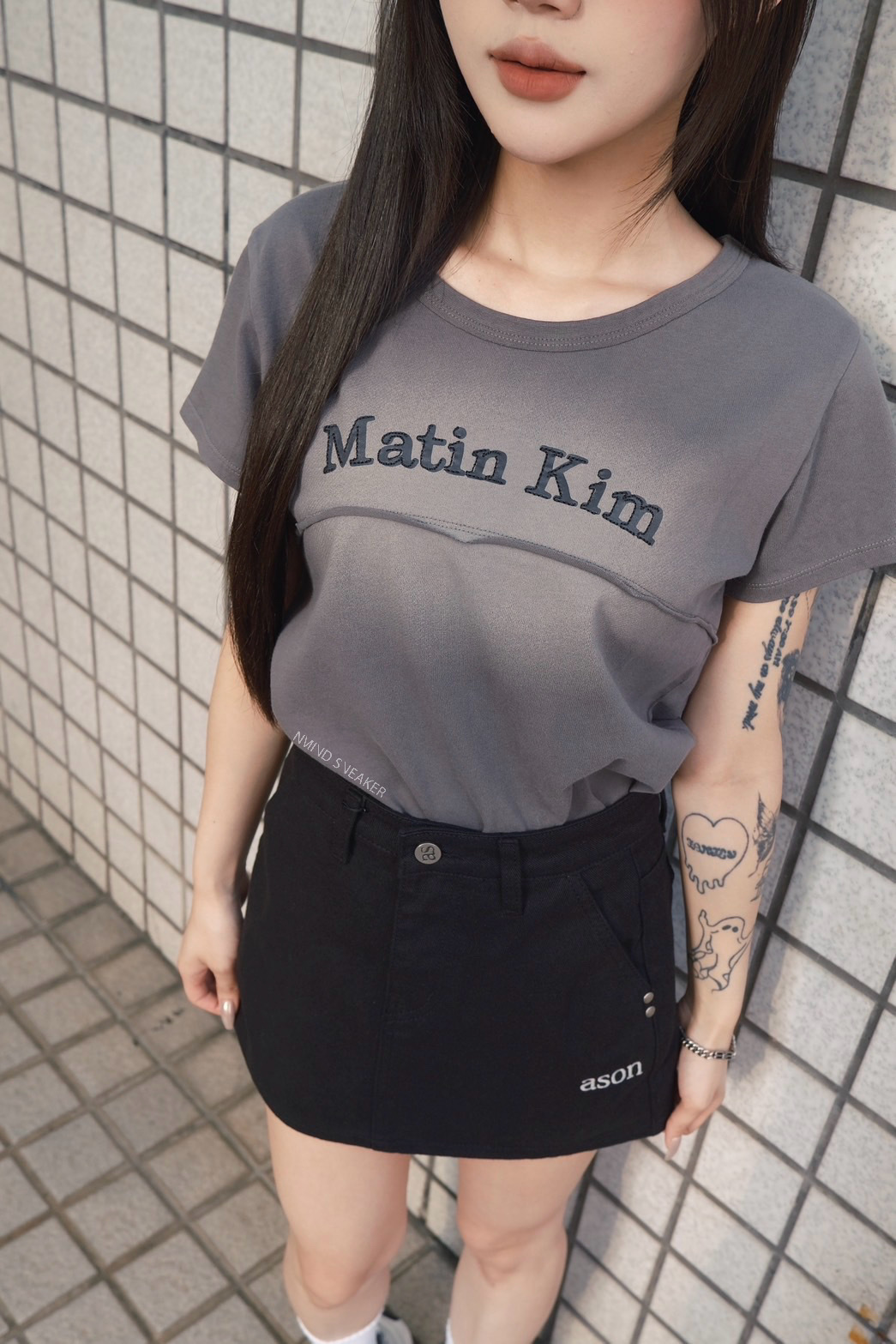 <快速出貨> MATIN KIM 色染工藝剪裁細節短版LOGO上衣 炭灰