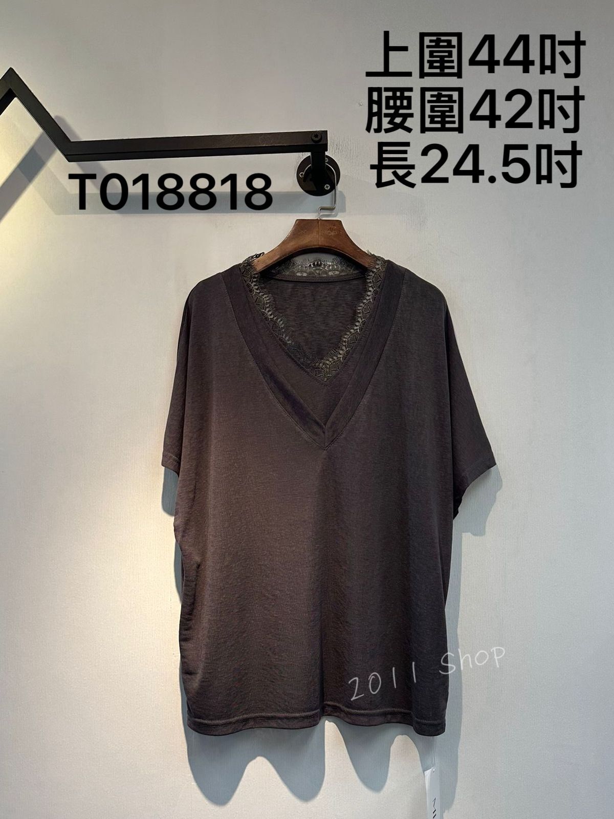 V領假兩件蕾絲邊薄料TOP  上圍44吋 腰圍42吋 長24.5吋  T018818