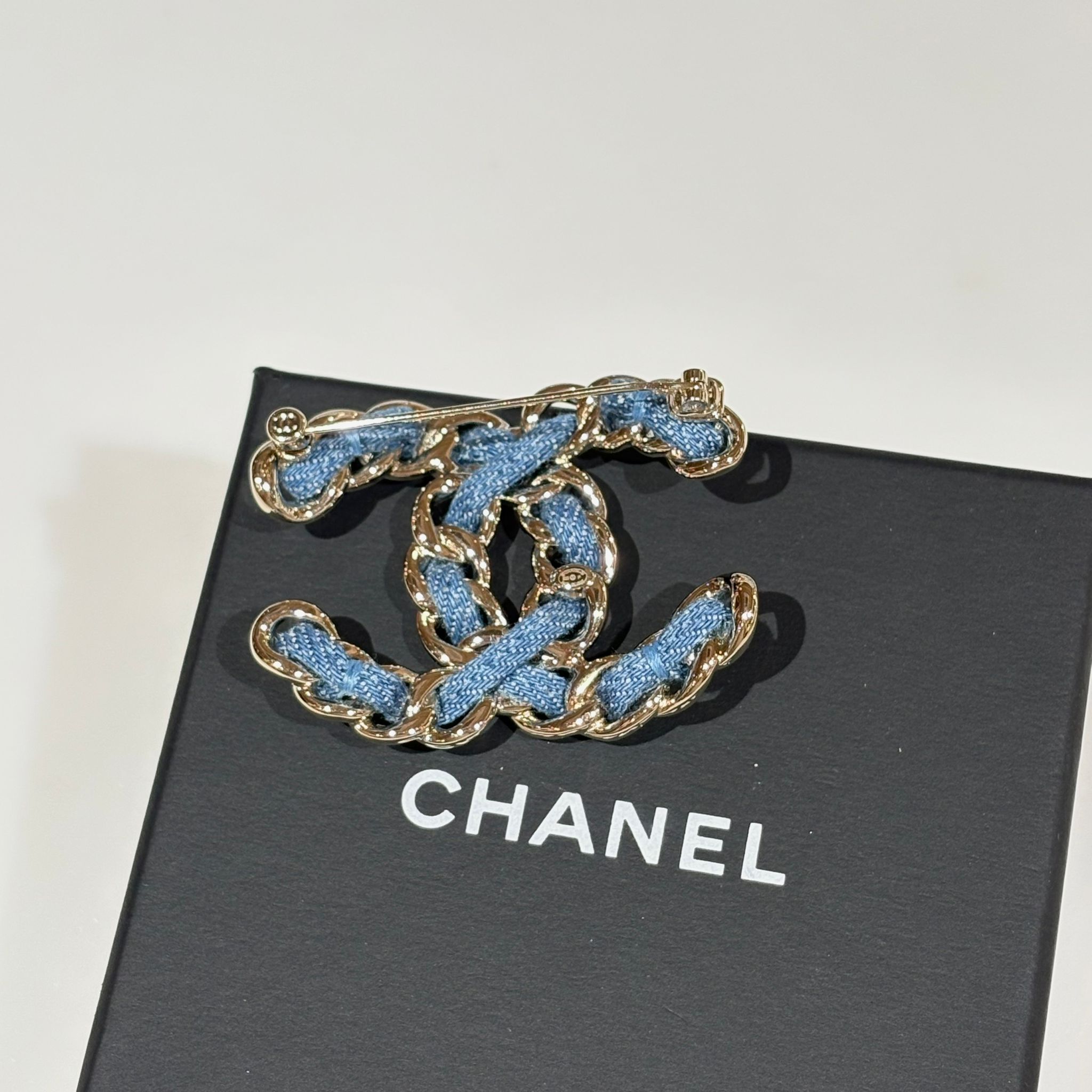 全新CHANEL Metal Denim Braided CC Brooch Blue Gold AS0047 金屬牛仔編織雙C胸針#BRAND NEW #香榭站正品