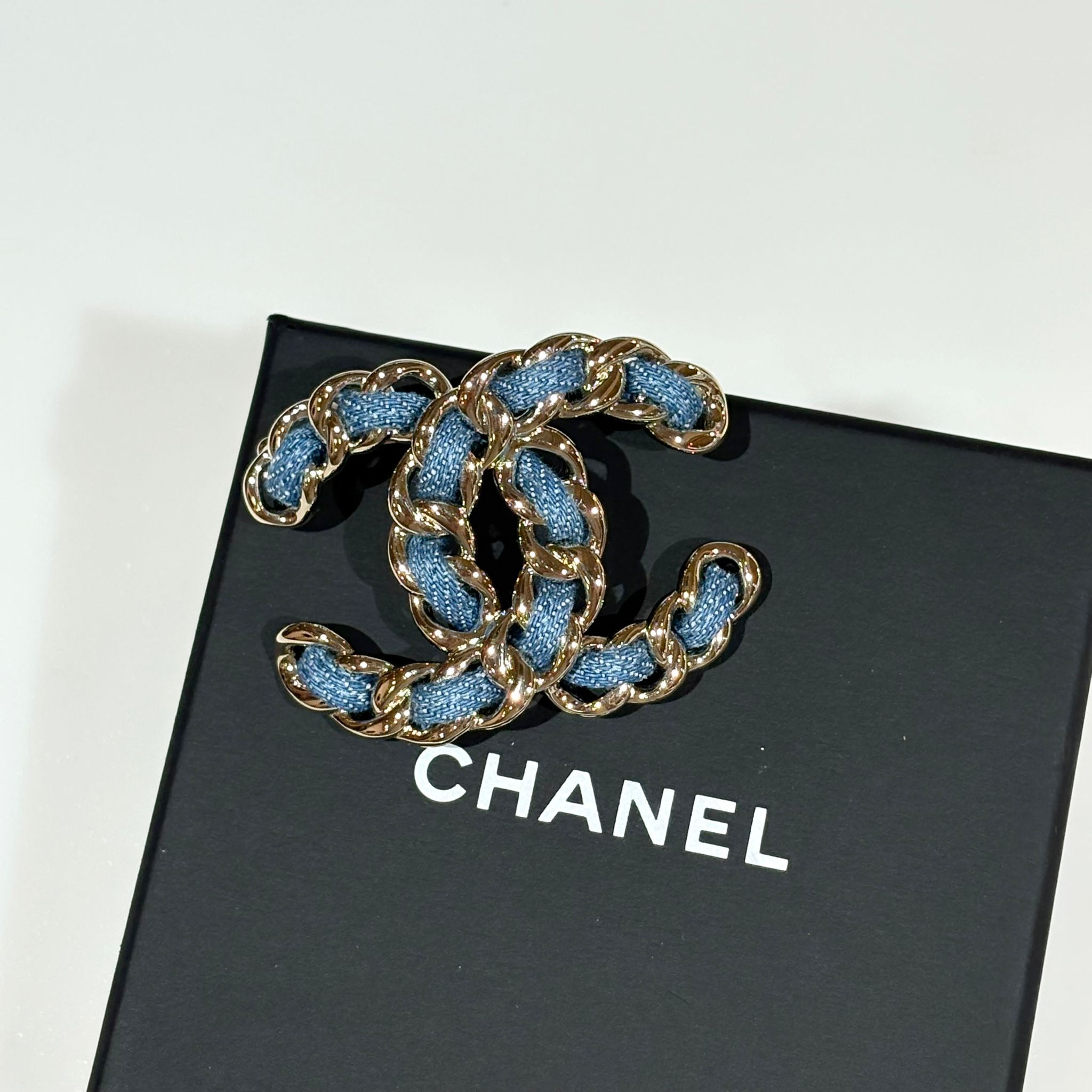 全新CHANEL Metal Denim Braided CC Brooch Blue Gold AS0047 金屬牛仔編織雙C胸針#BRAND NEW #香榭站正品